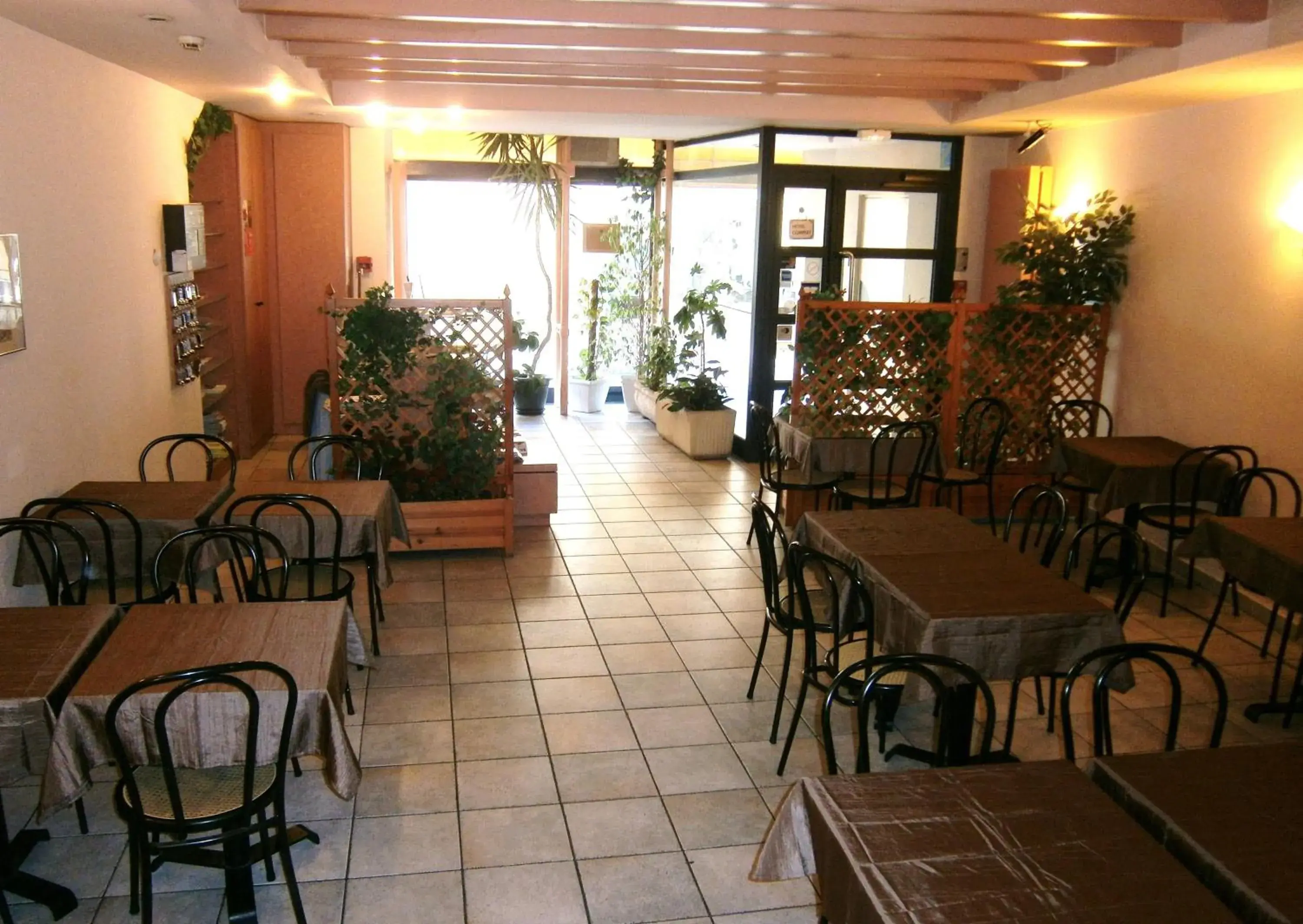 Restaurant/places to eat, Lounge/Bar in Logis Hôtel Saint Jacques