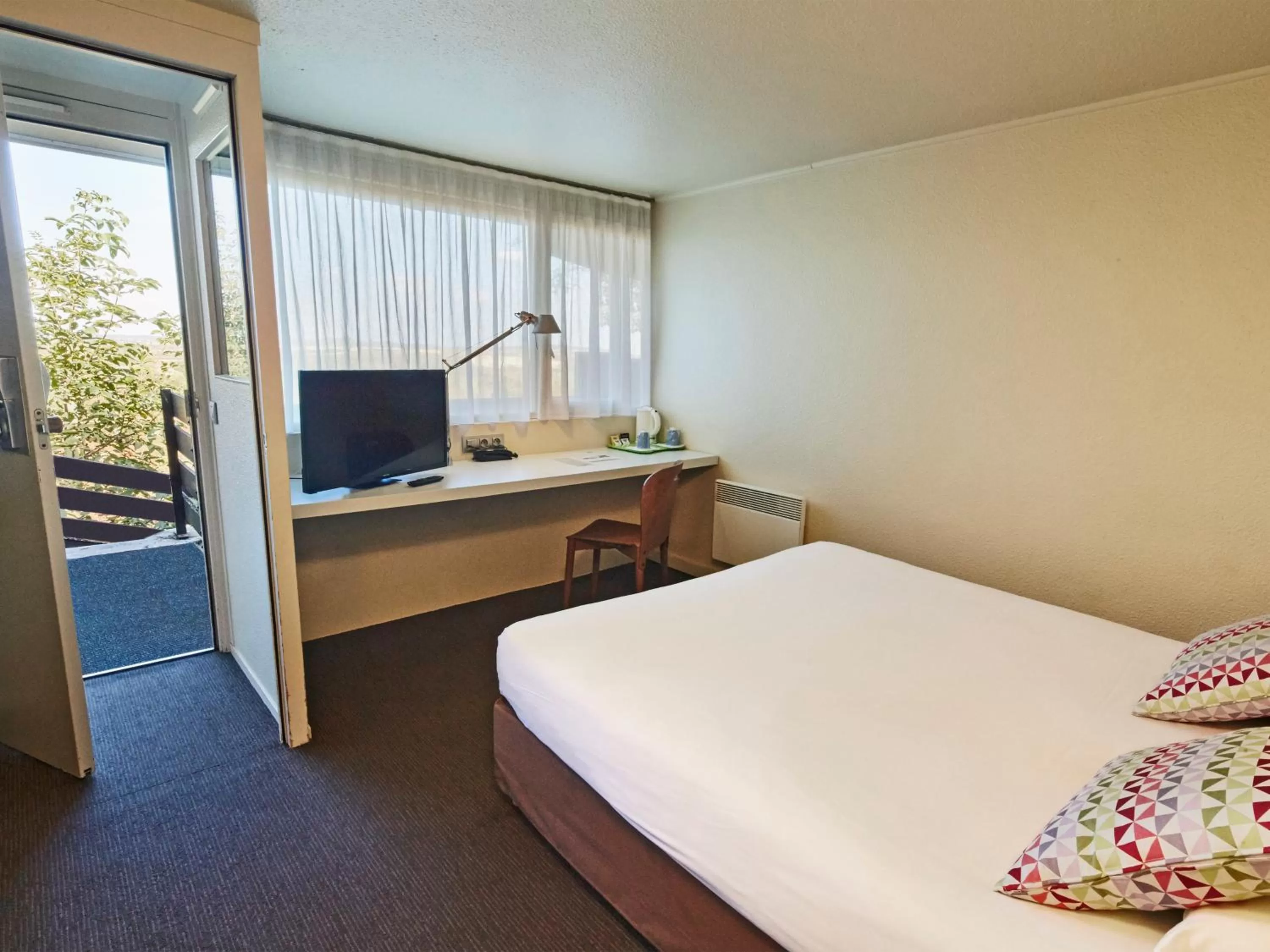 Bedroom, Bed in Kyriad - Ecouen la Croix Verte