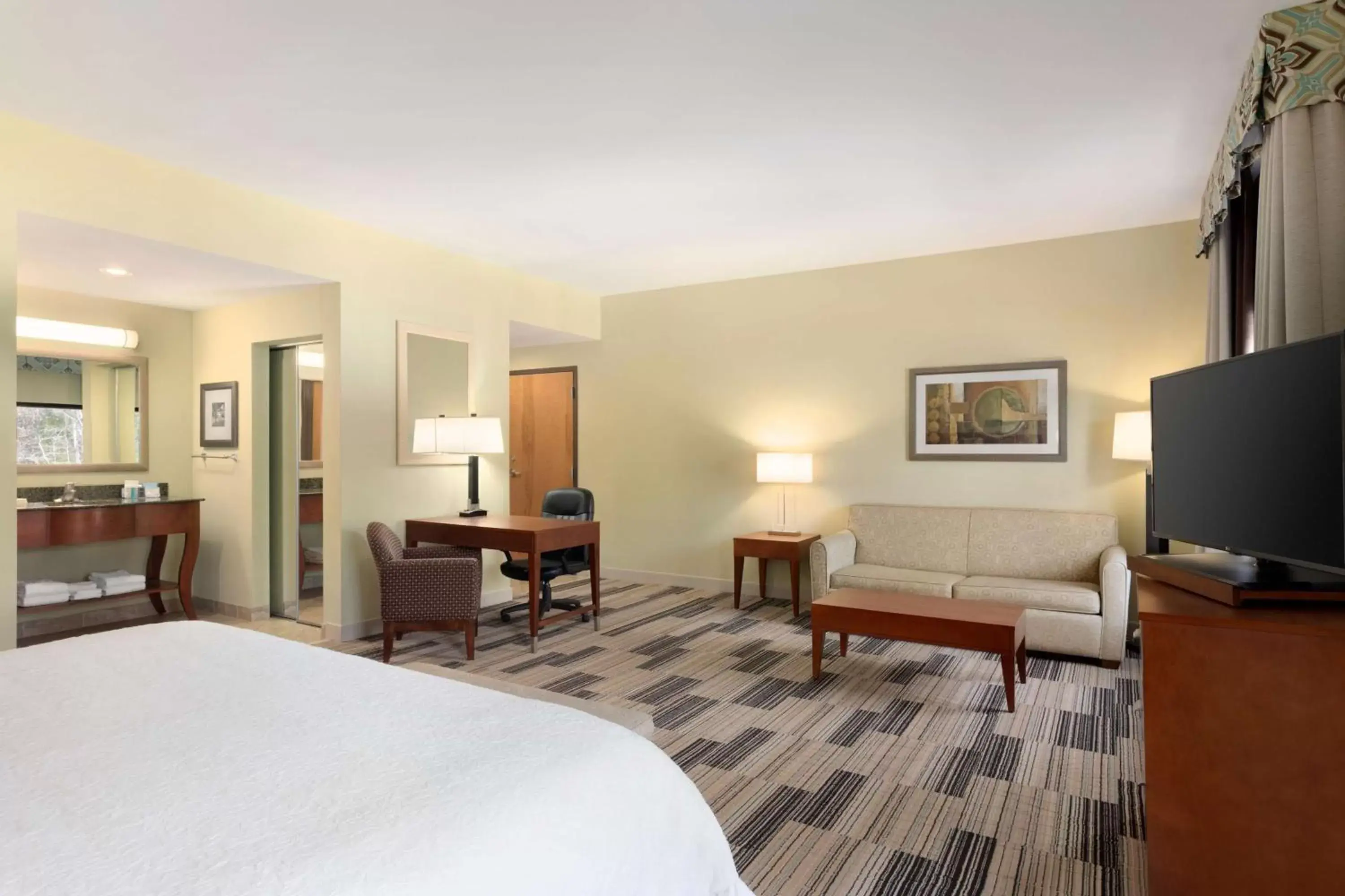 Bed, Seating Area in Hampton Inn & Suites Birmingham Airport Area