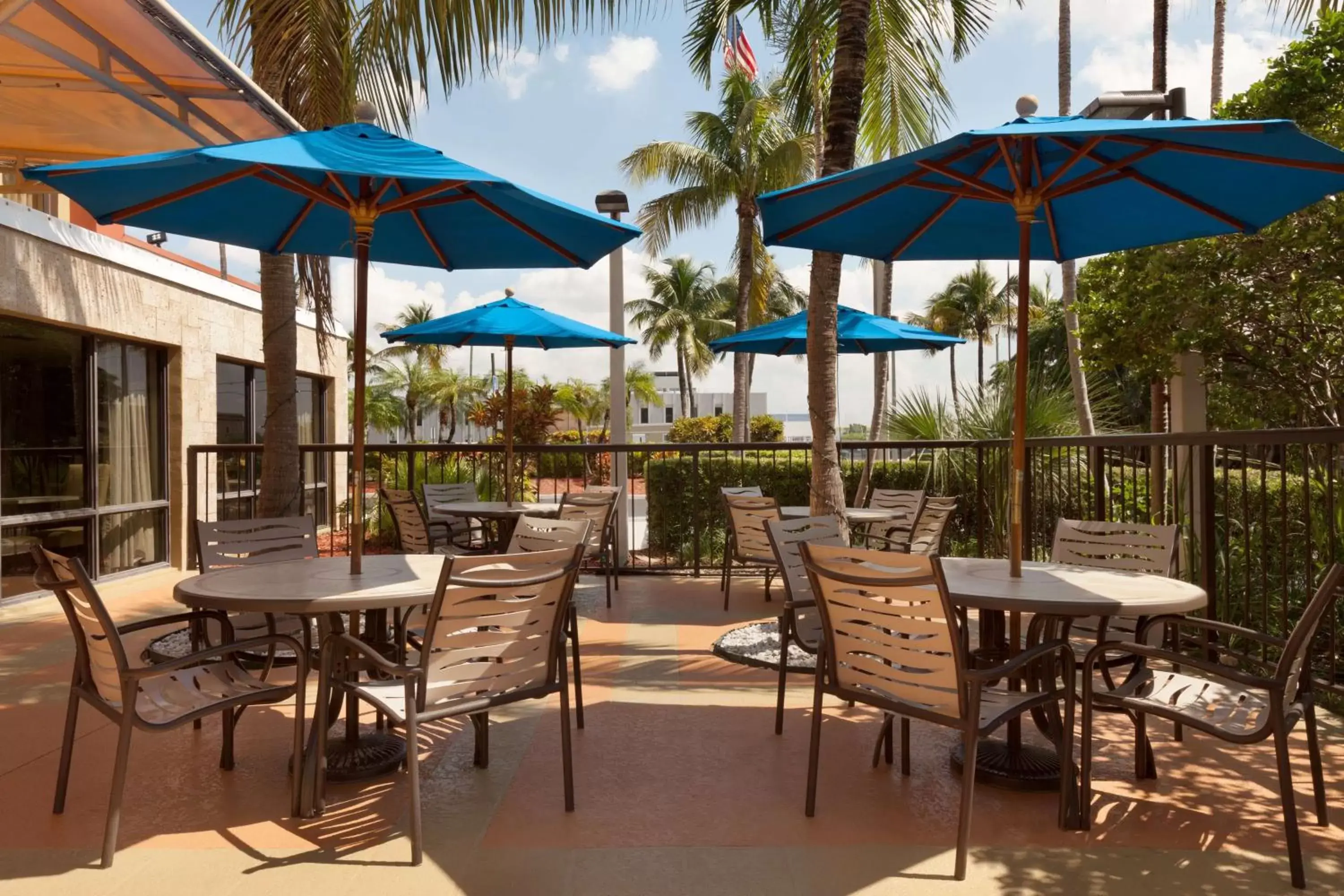Pool view, Restaurant/Places to Eat in Hampton Inn Miami-Airport West
