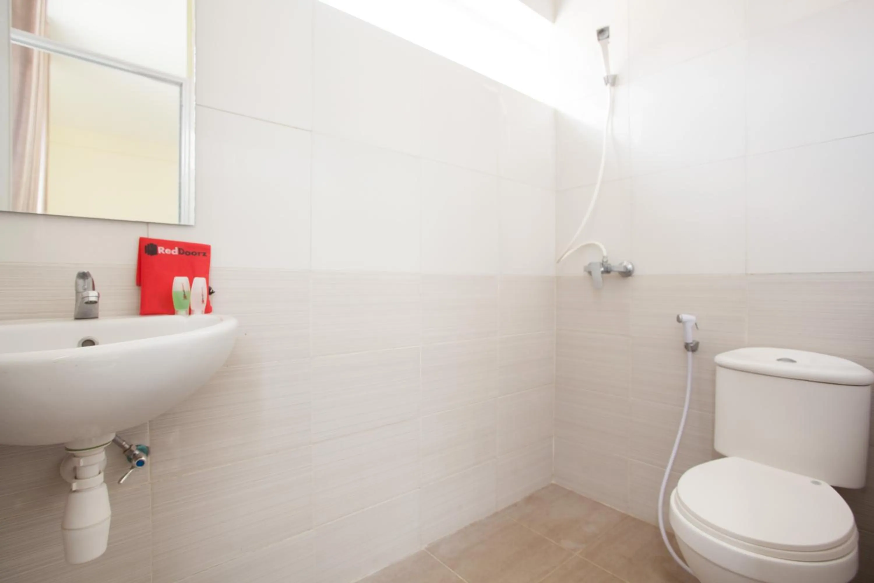 Bathroom in RedDoorz near Museum Angkut Batu 2