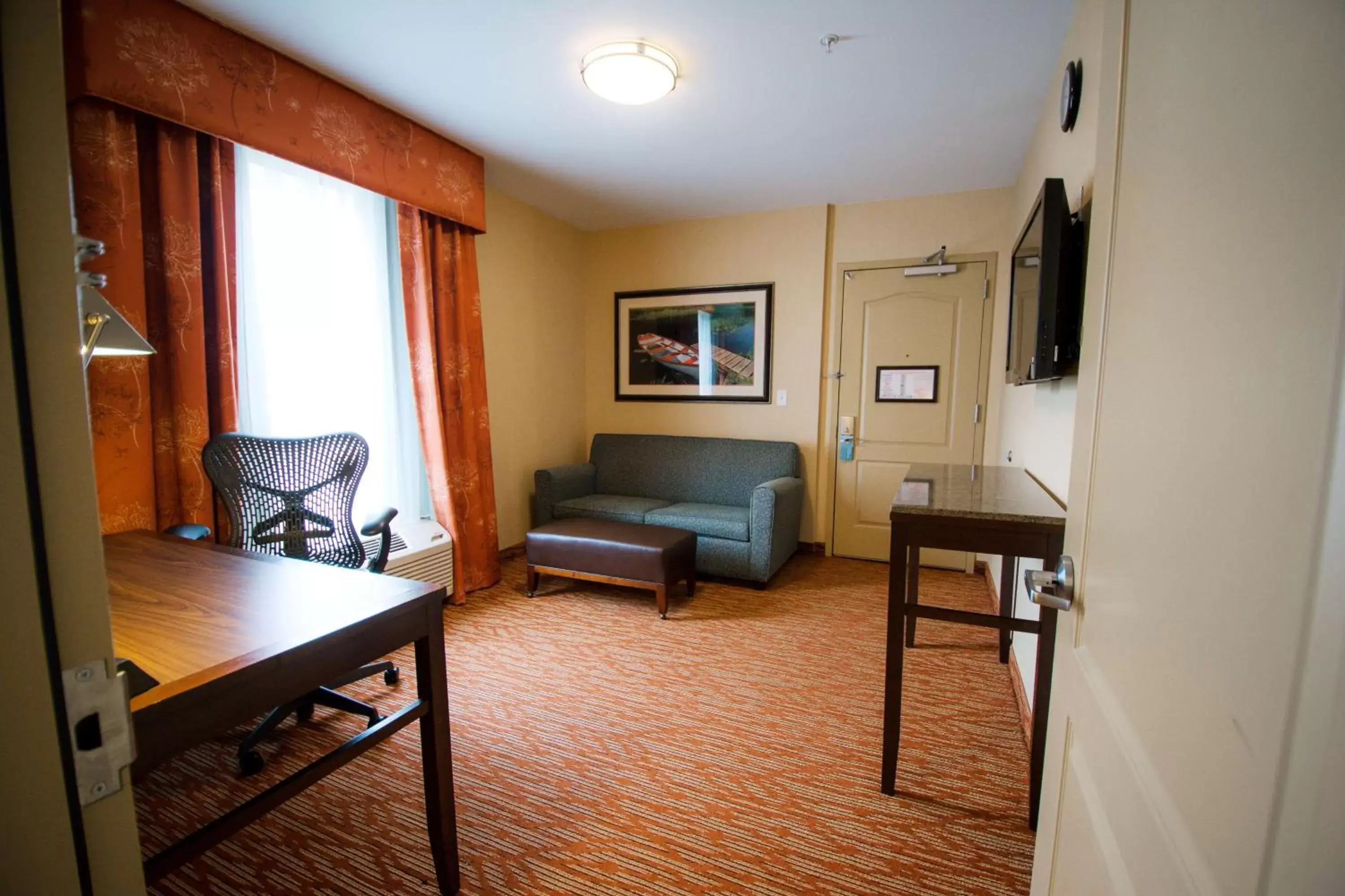 Bedroom, Seating Area in Hilton Garden Inn Watertown