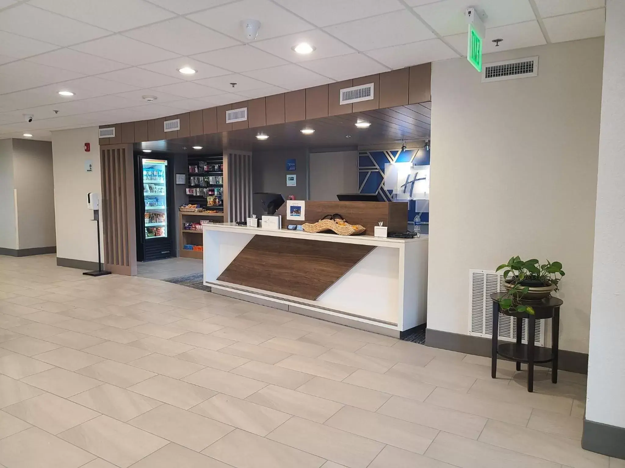 Property building, Lobby/Reception in Holiday Inn Express Fort Lauderdale North - Executive Airport, an IHG Hotel