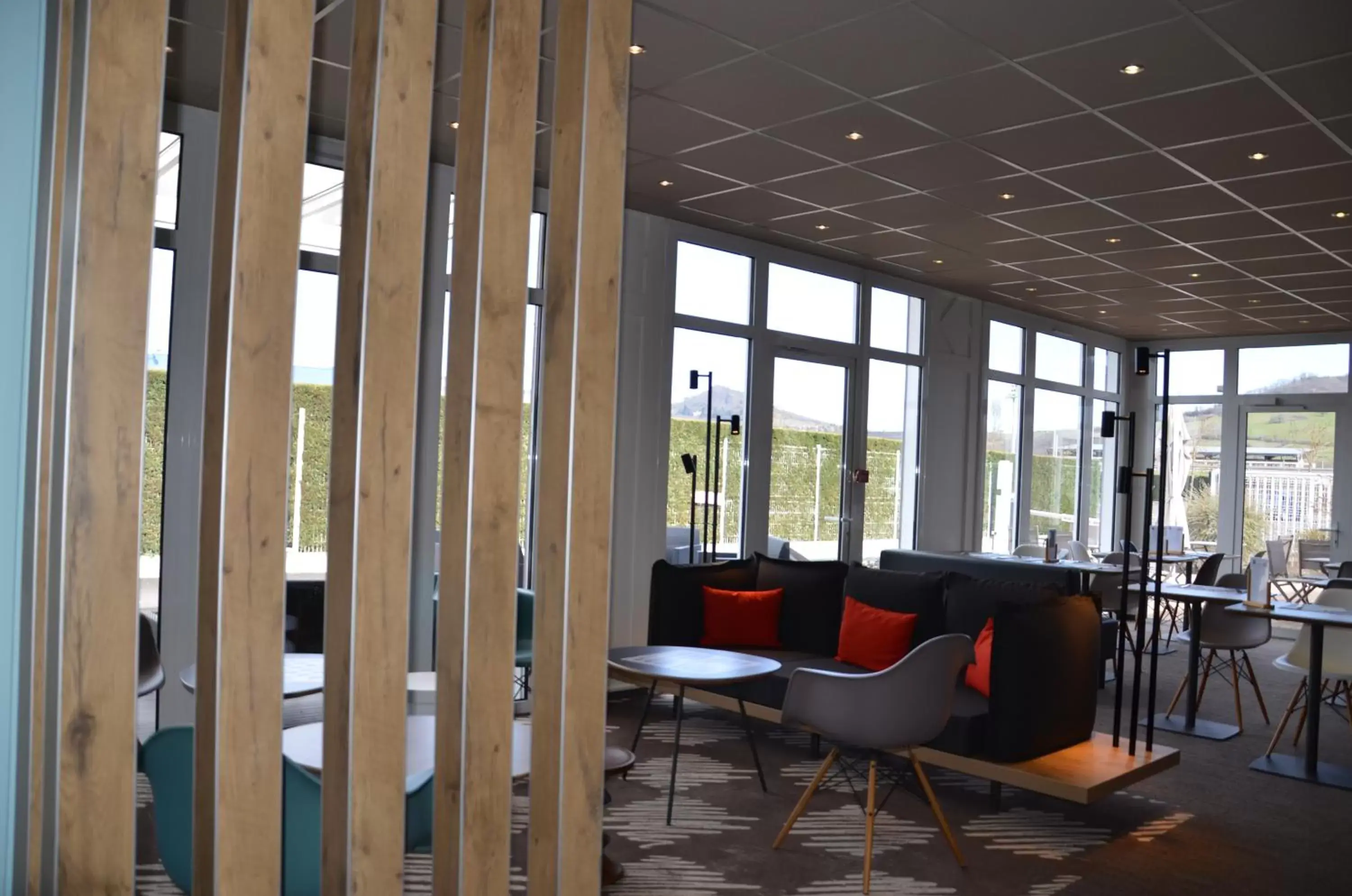 Communal lounge/ TV room in ibis Issoire