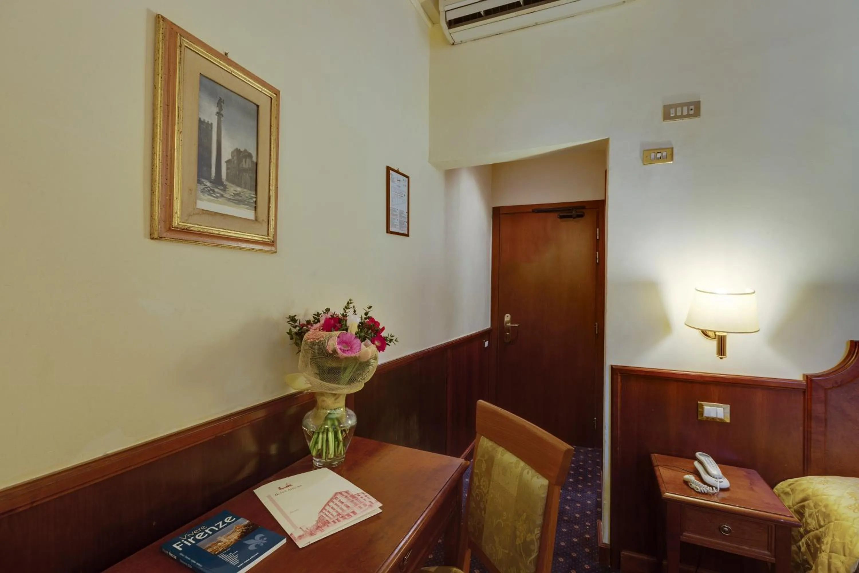 Photo of the whole room, Dining Area in Hotel Arizona
