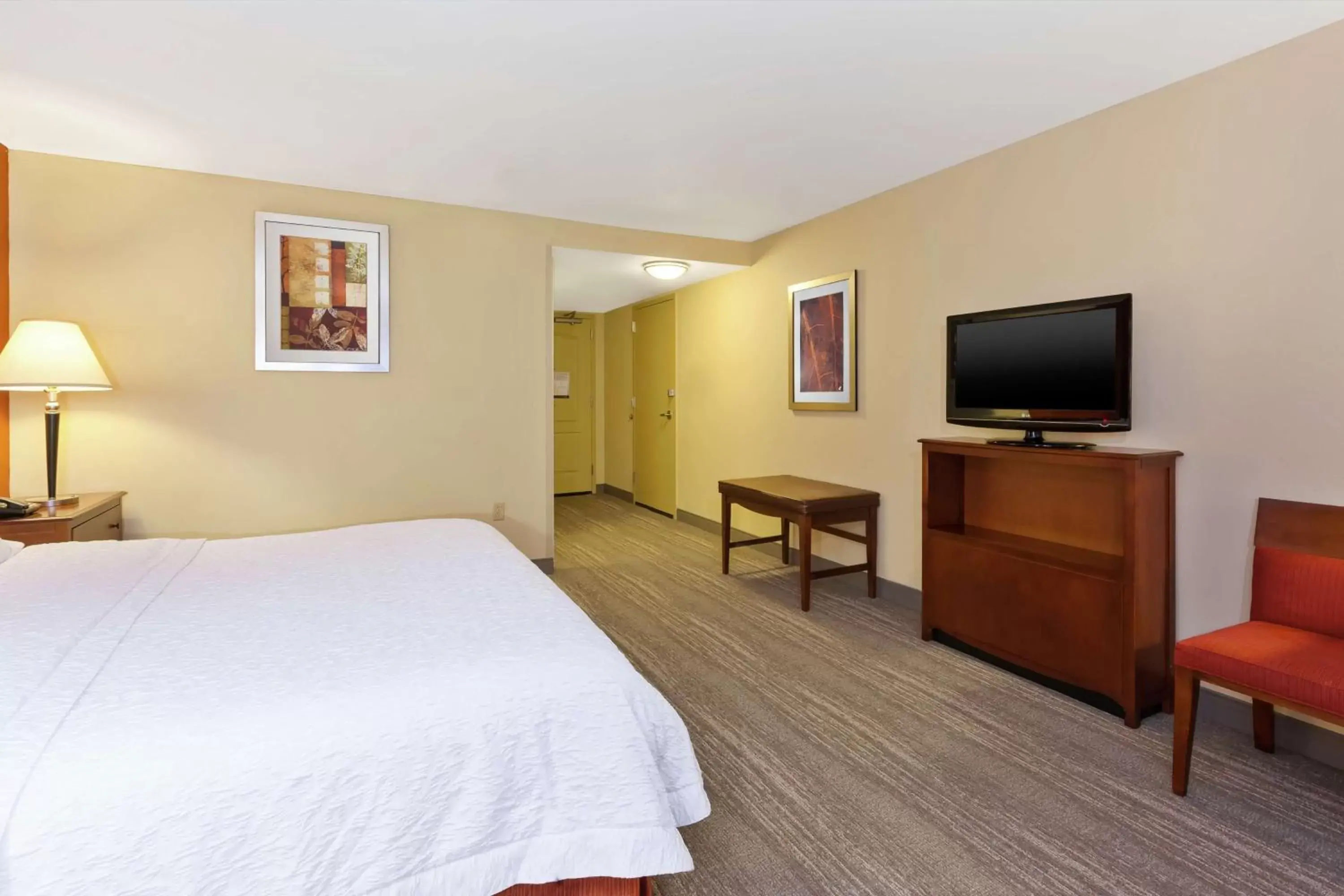 Bedroom, TV/Entertainment Center in Hampton Inn & Suites Exmore - Eastern Shore