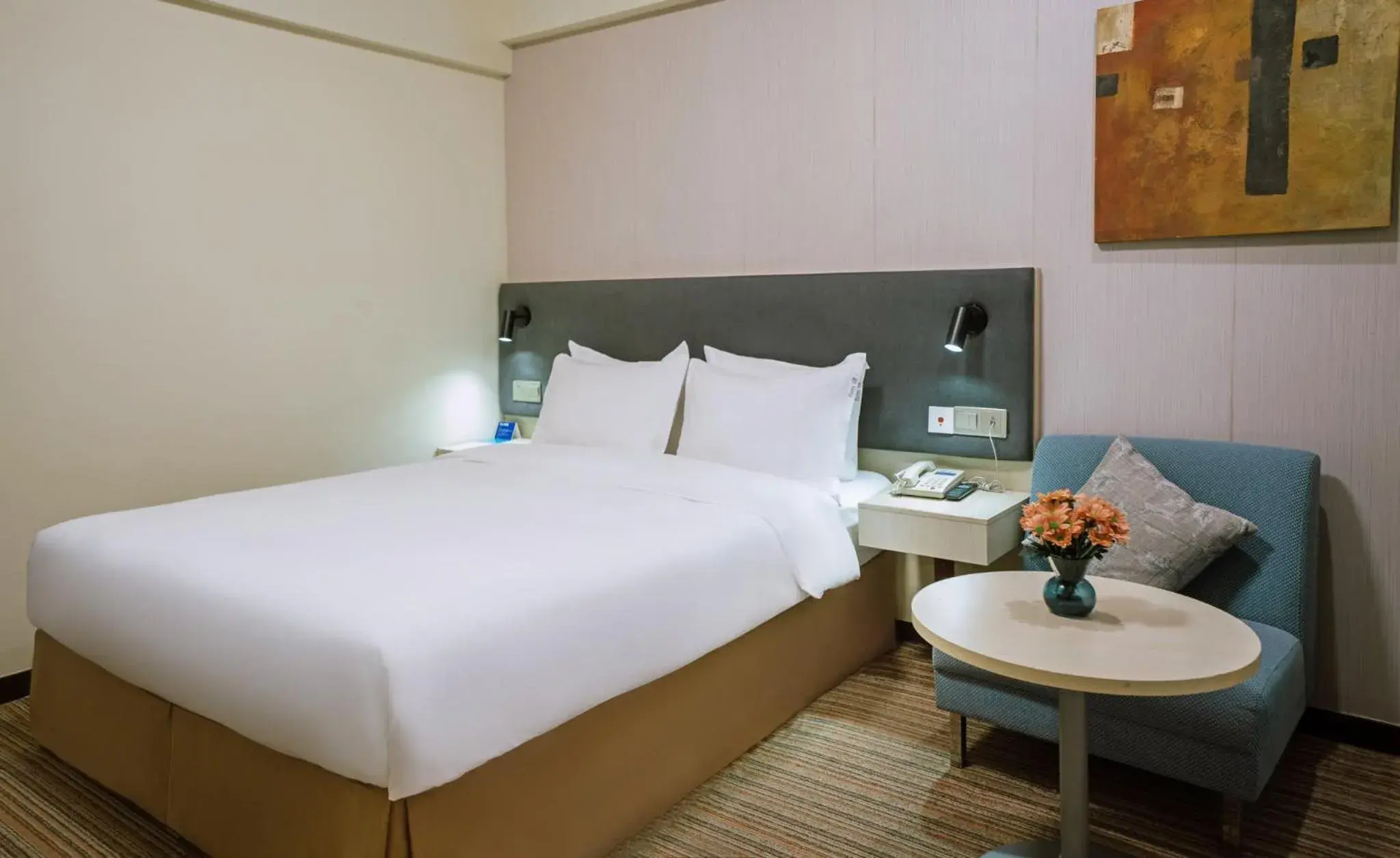 Photo of the whole room, Bed in Holiday Inn Express Shanghai Putuo, an IHG Hotel