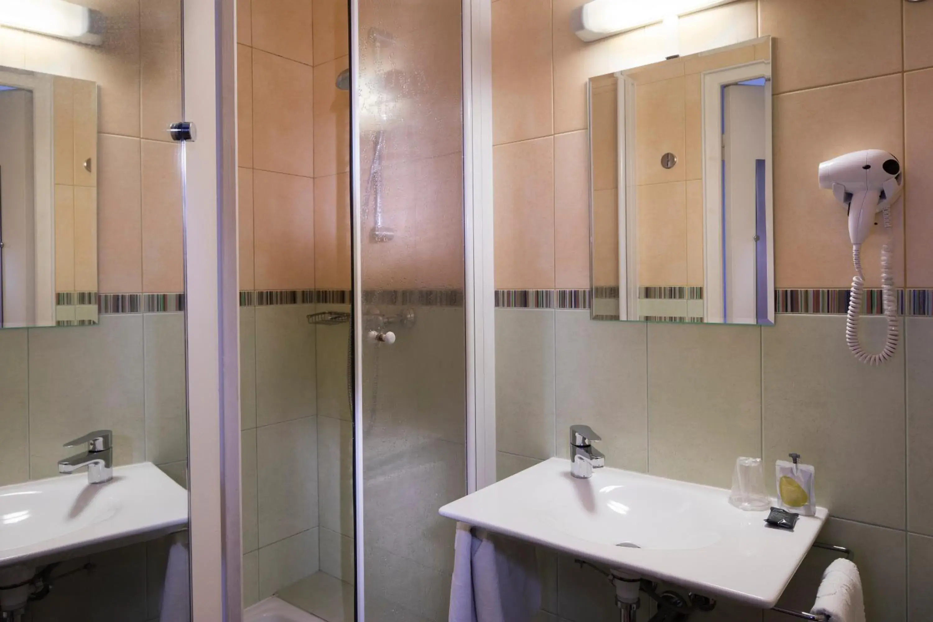 Shower, Bathroom in A l'Hôtel Des Roys