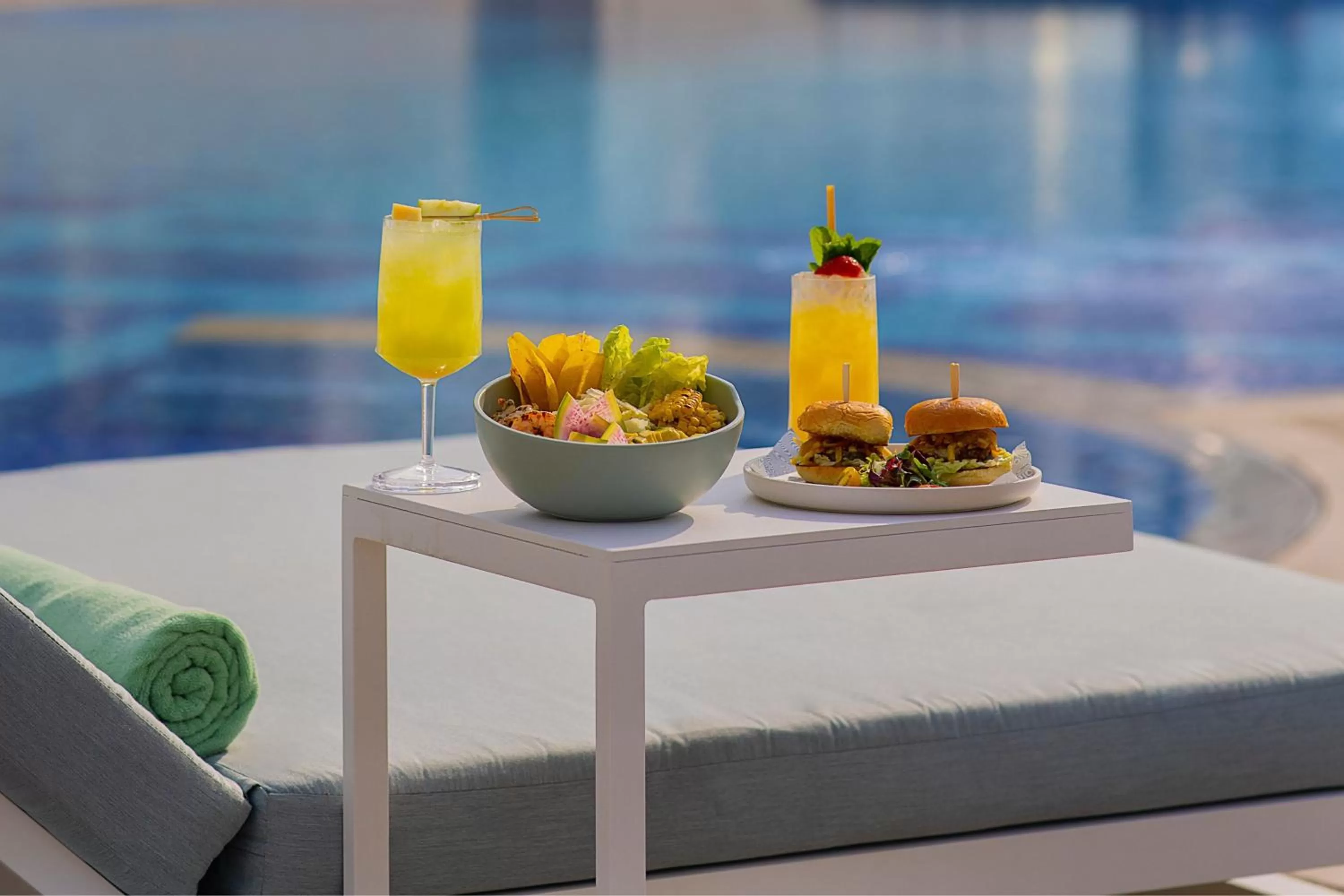 Swimming pool in Marriott Resort Palm Jumeirah, Dubai