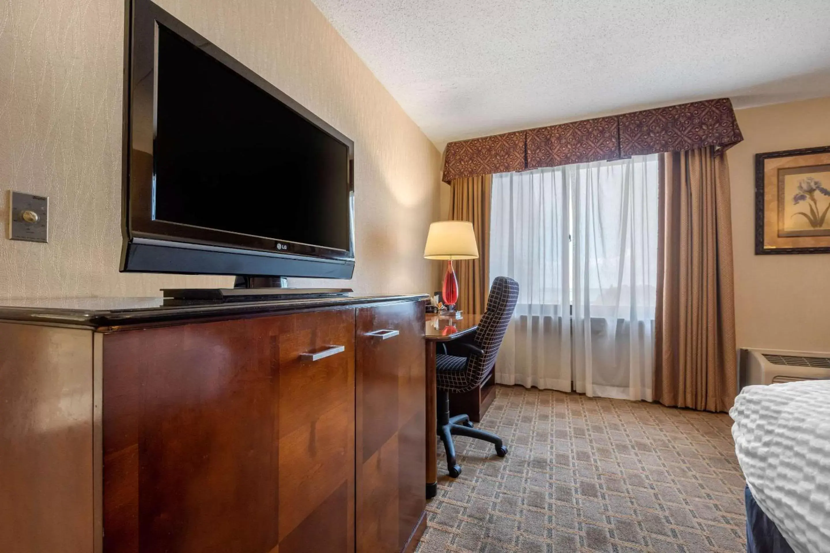 Photo of the whole room, TV/Entertainment Center in Clarion Hotel Conference Center on Lake Erie