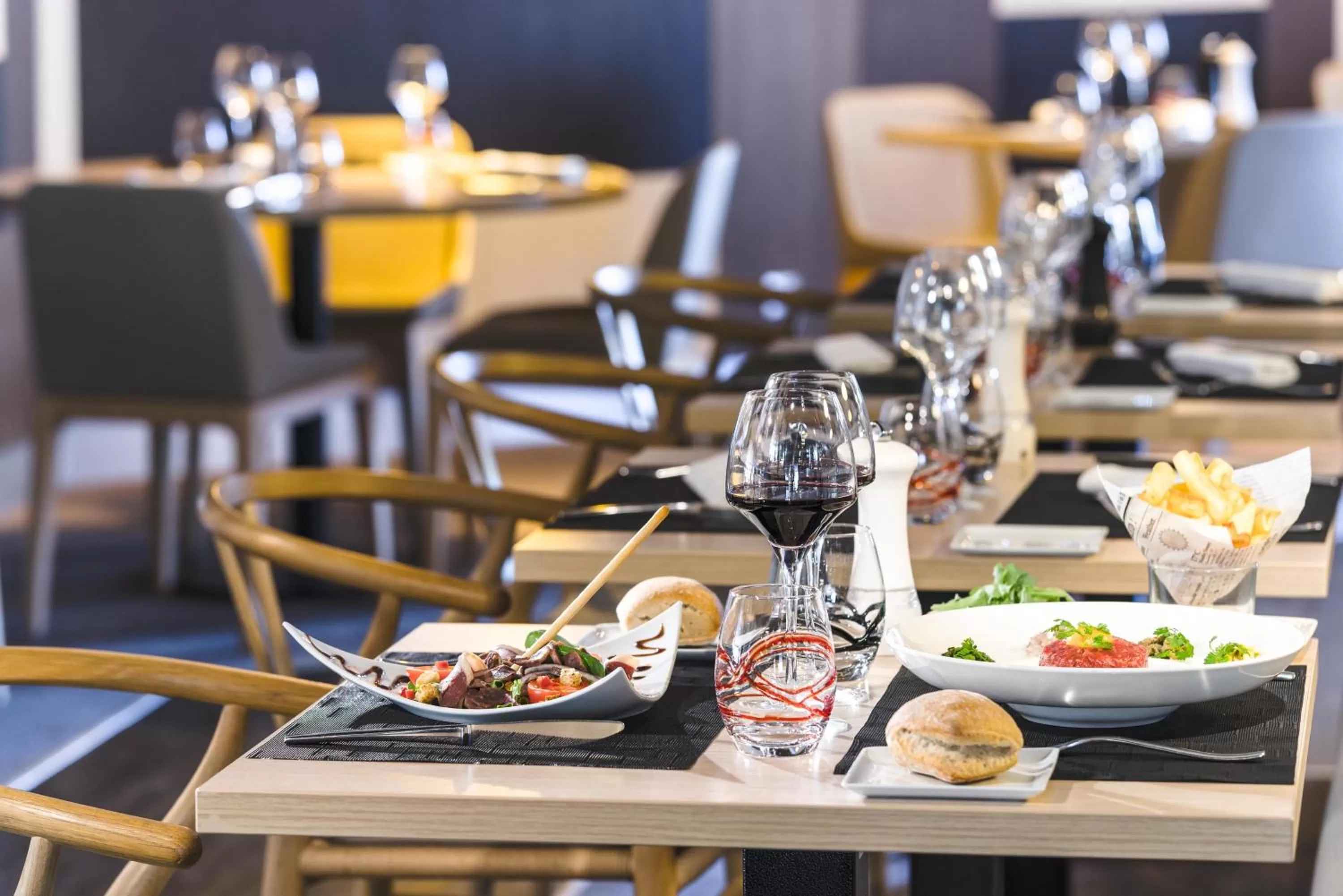 Restaurant/places to eat in Holiday Inn Toulouse Airport by IHG