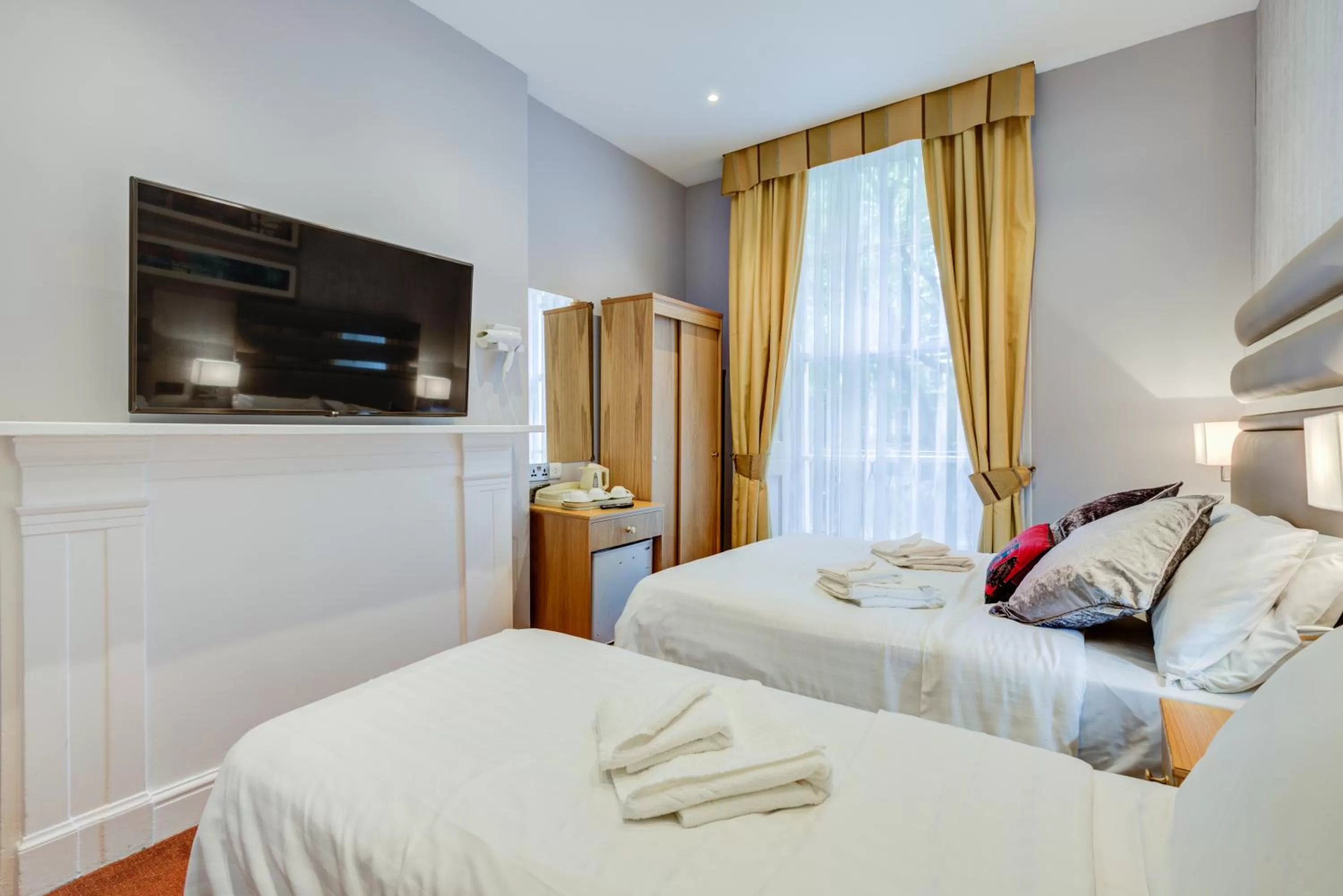 Bed in KingswayPark Hotel at Park Avenue