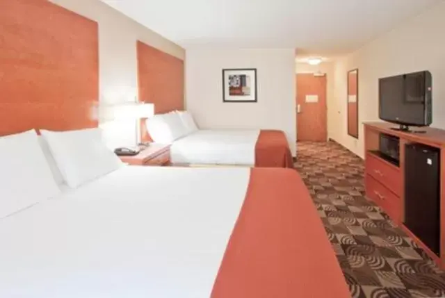 Bed in Holiday Inn Express Hotel & Suites Bainbridge, an IHG Hotel