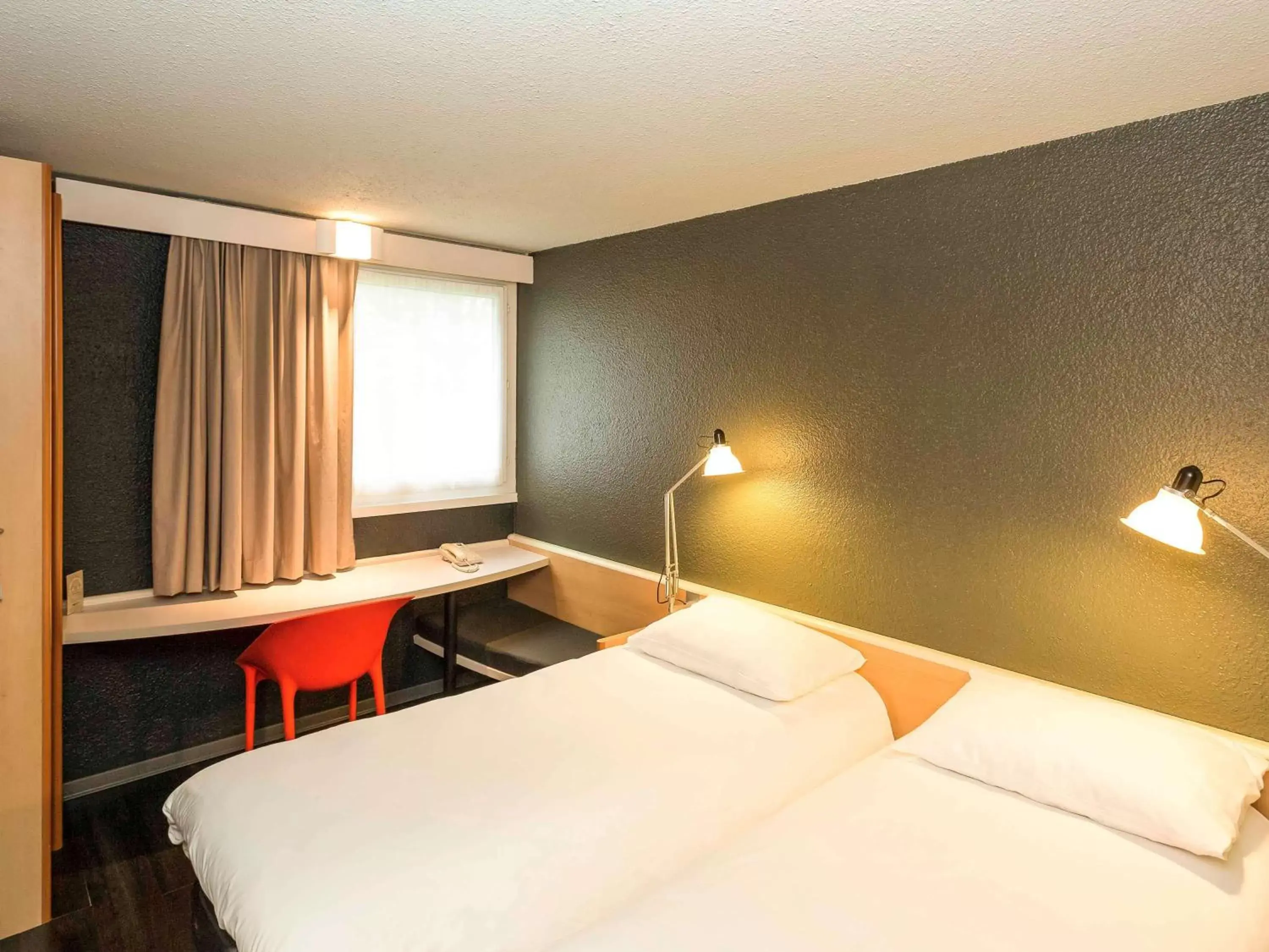 Photo of the whole room, Bed in ibis Lorient Centre Hôtelier Photo of the whole room, Bed in ibis Lorient Centre Hôtelier