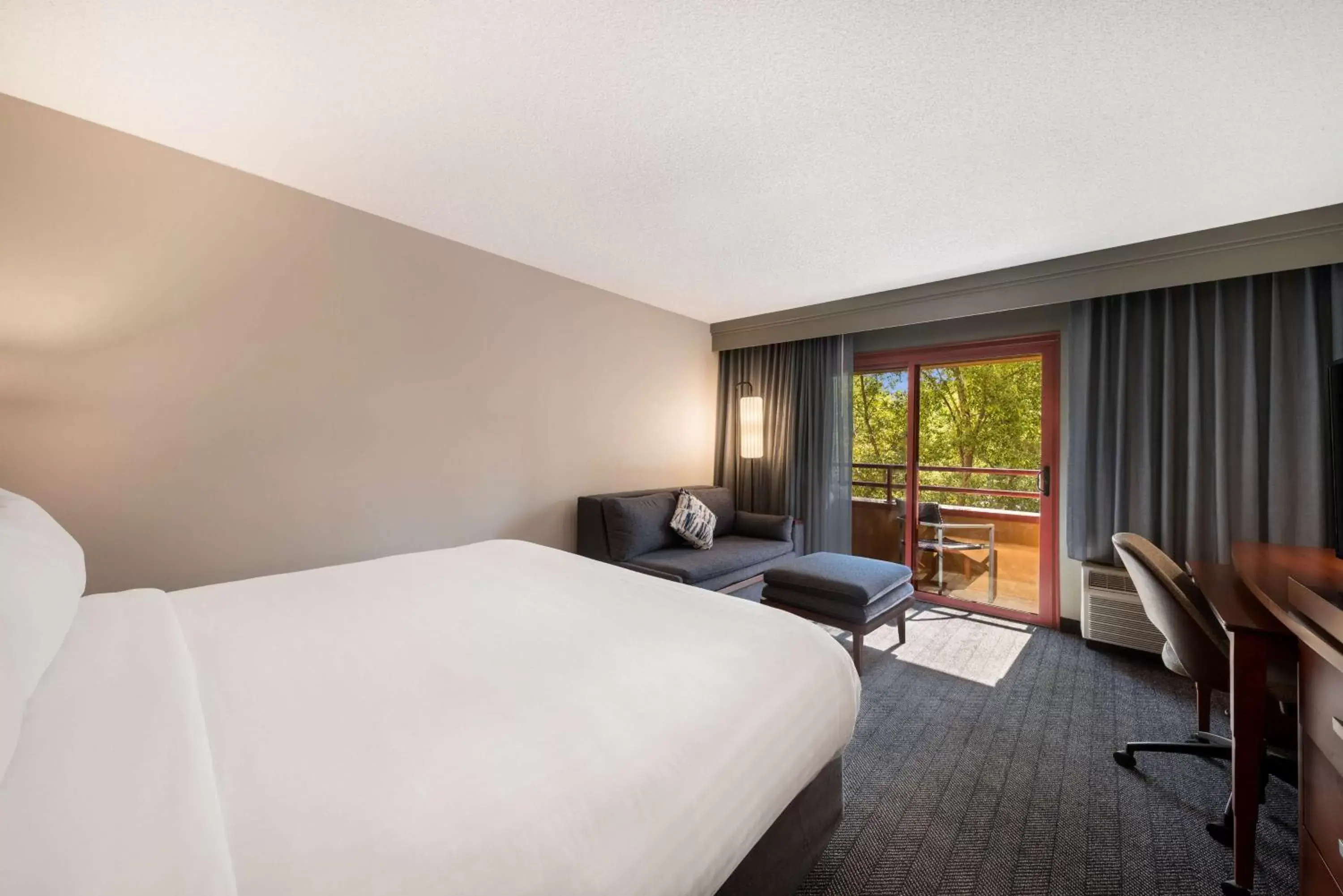 Bedroom, Bed in Sonesta Select San Jose Airport