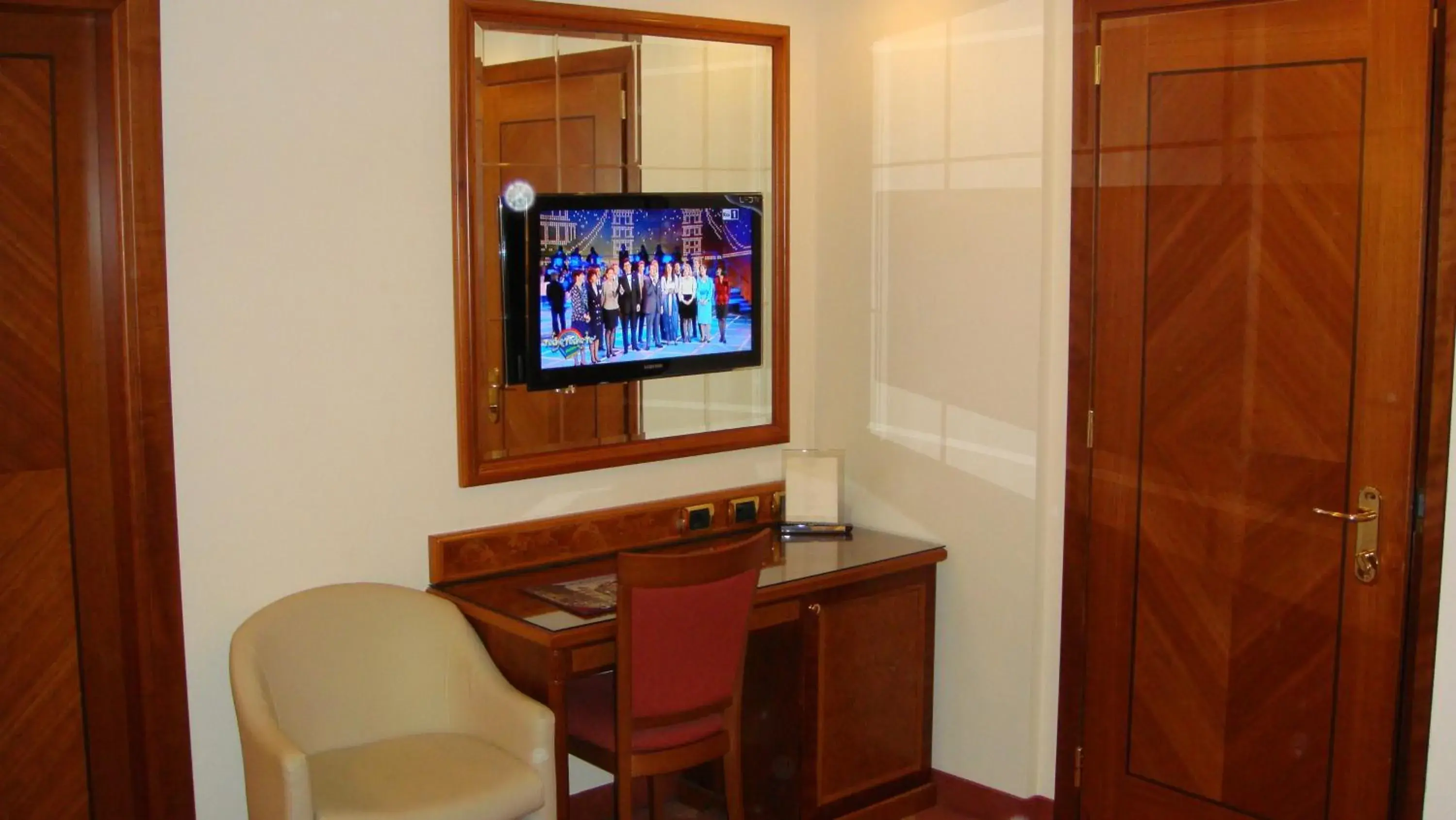 Seating area, TV/Entertainment Center in Albergo Corona