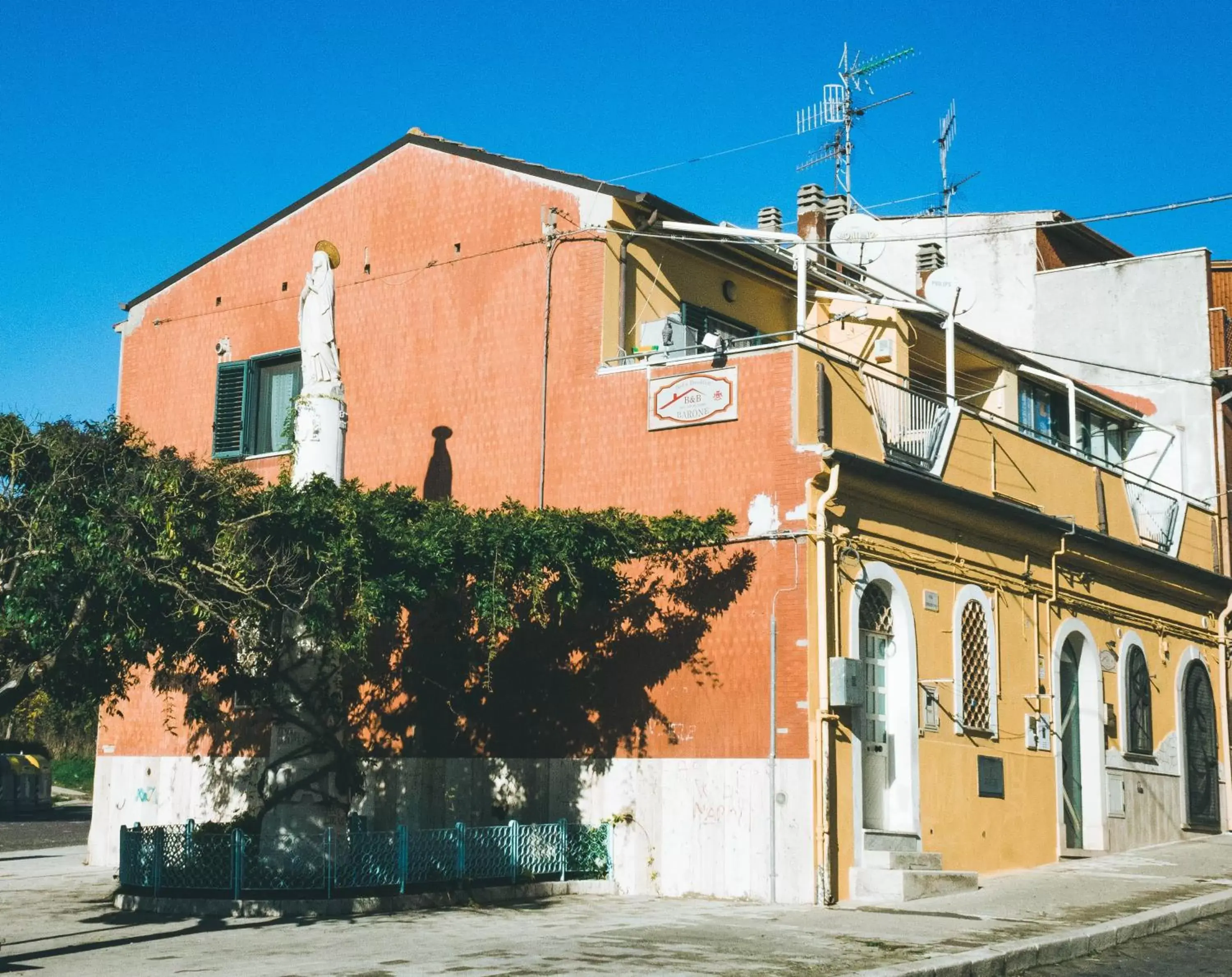 Facade/entrance, Property Building in B&B Barone