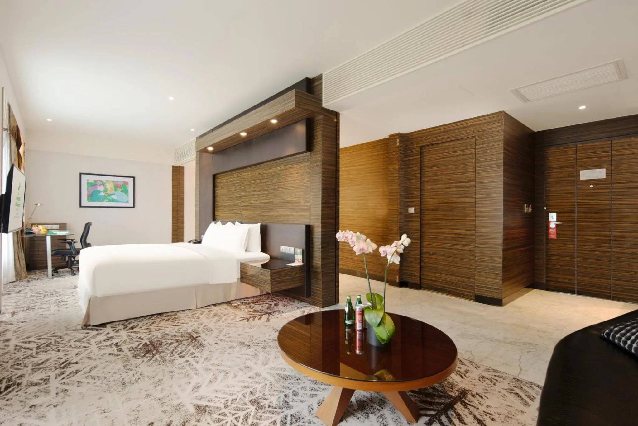 Photo of the whole room, Bed in Holiday Inn Shanghai Hongqiao West by IHG