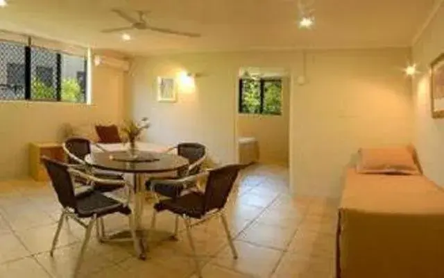 Bedroom, Dining Area in Horizons Motel