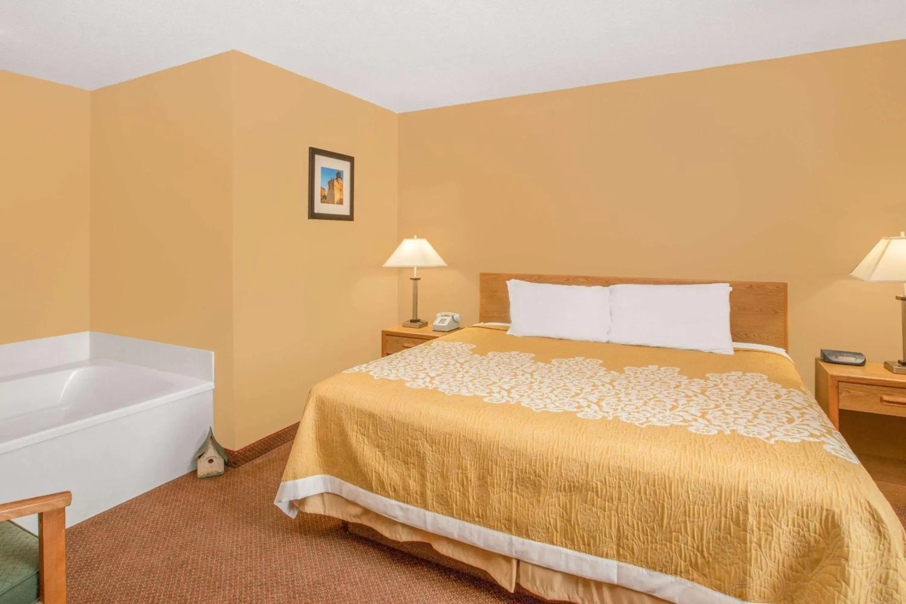 Photo of the whole room, Bed in Days Inn by Wyndham Worthington