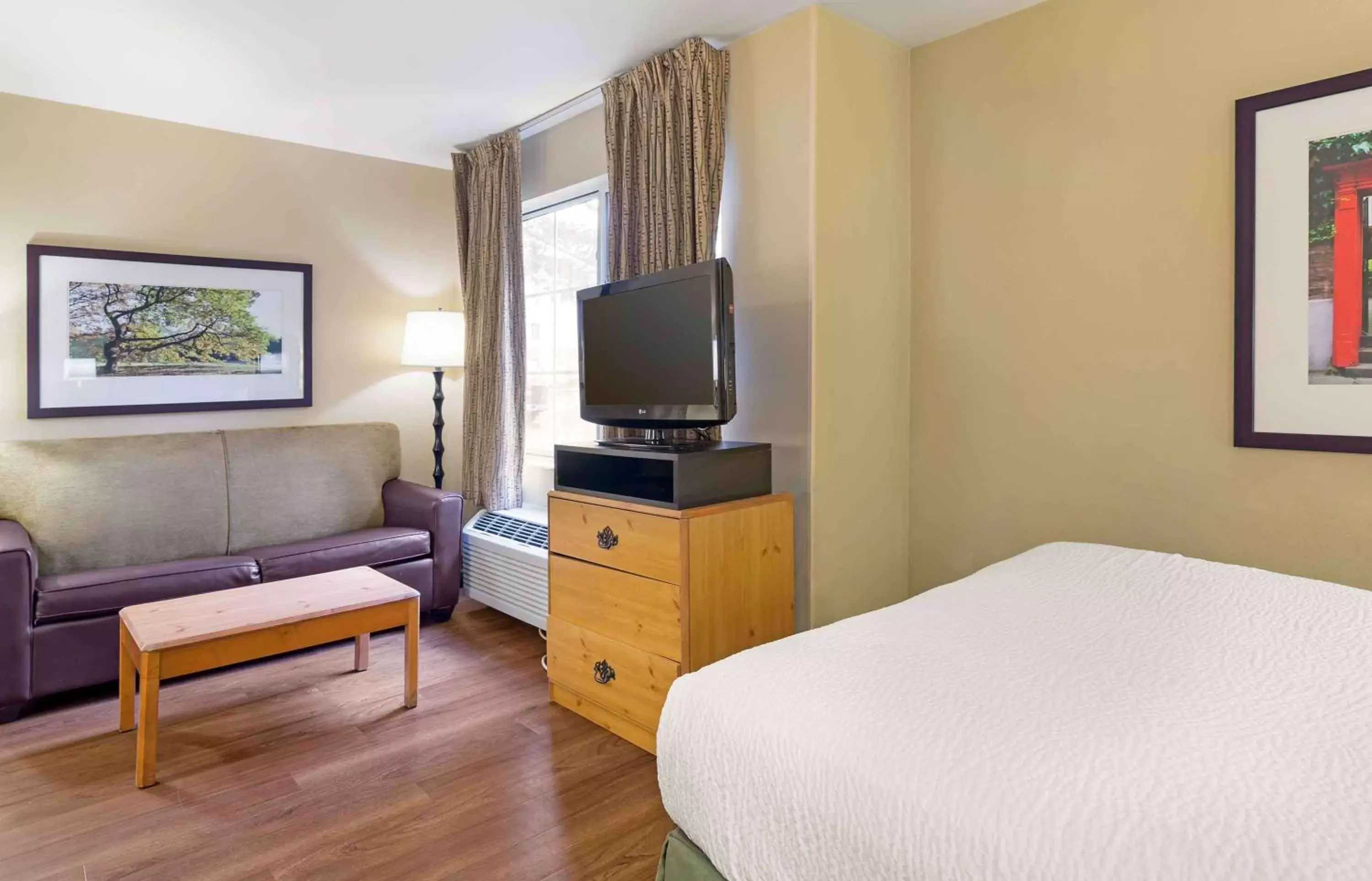 Bedroom, TV/Entertainment Center in Extended Stay America Suites - Boston - Waltham - 32 4th Ave