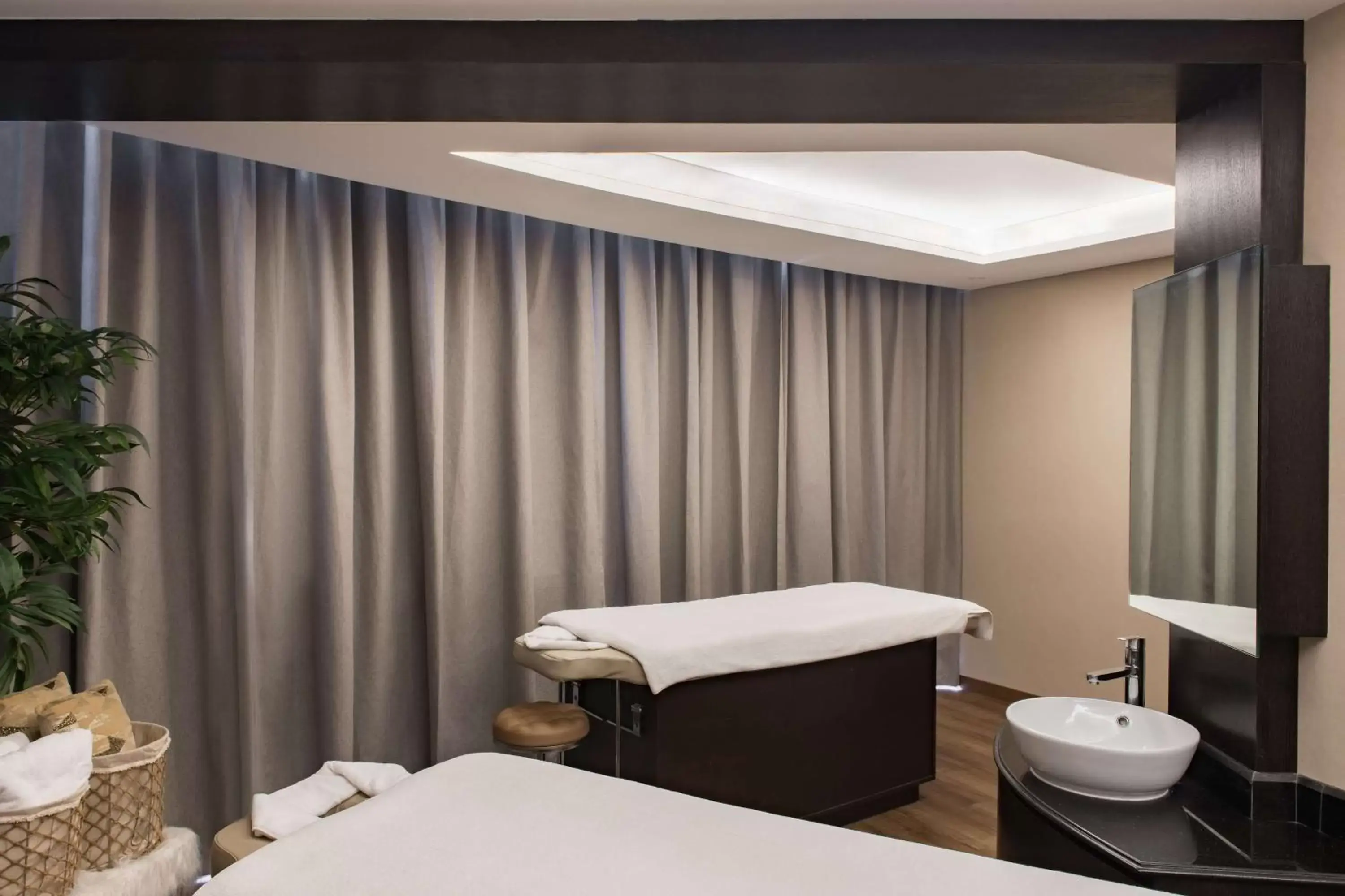 Massage in Radisson Blu Hotel, Dubai Canal View