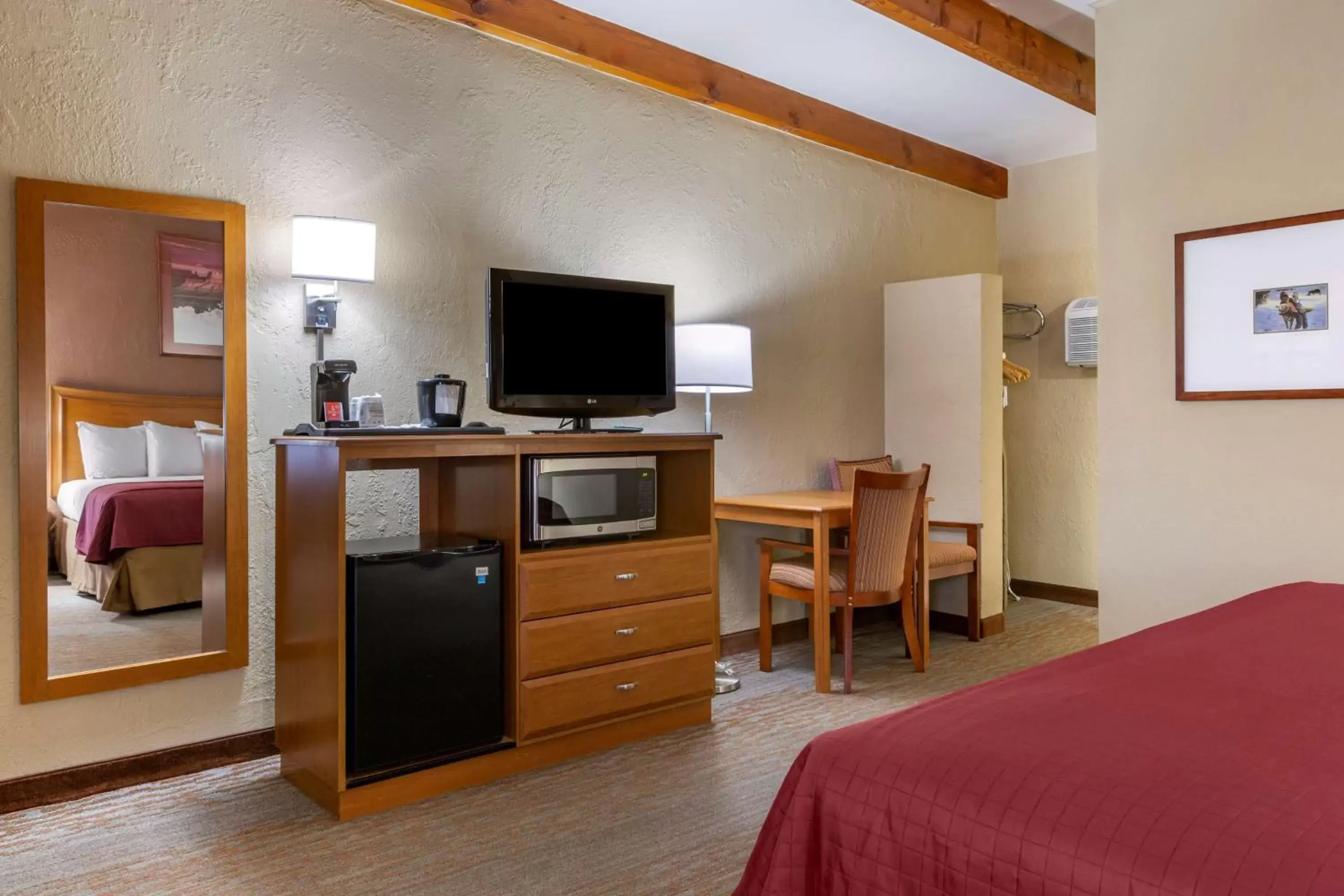 Bedroom, TV/Entertainment Center in Best Western Canyon De Chelly Inn