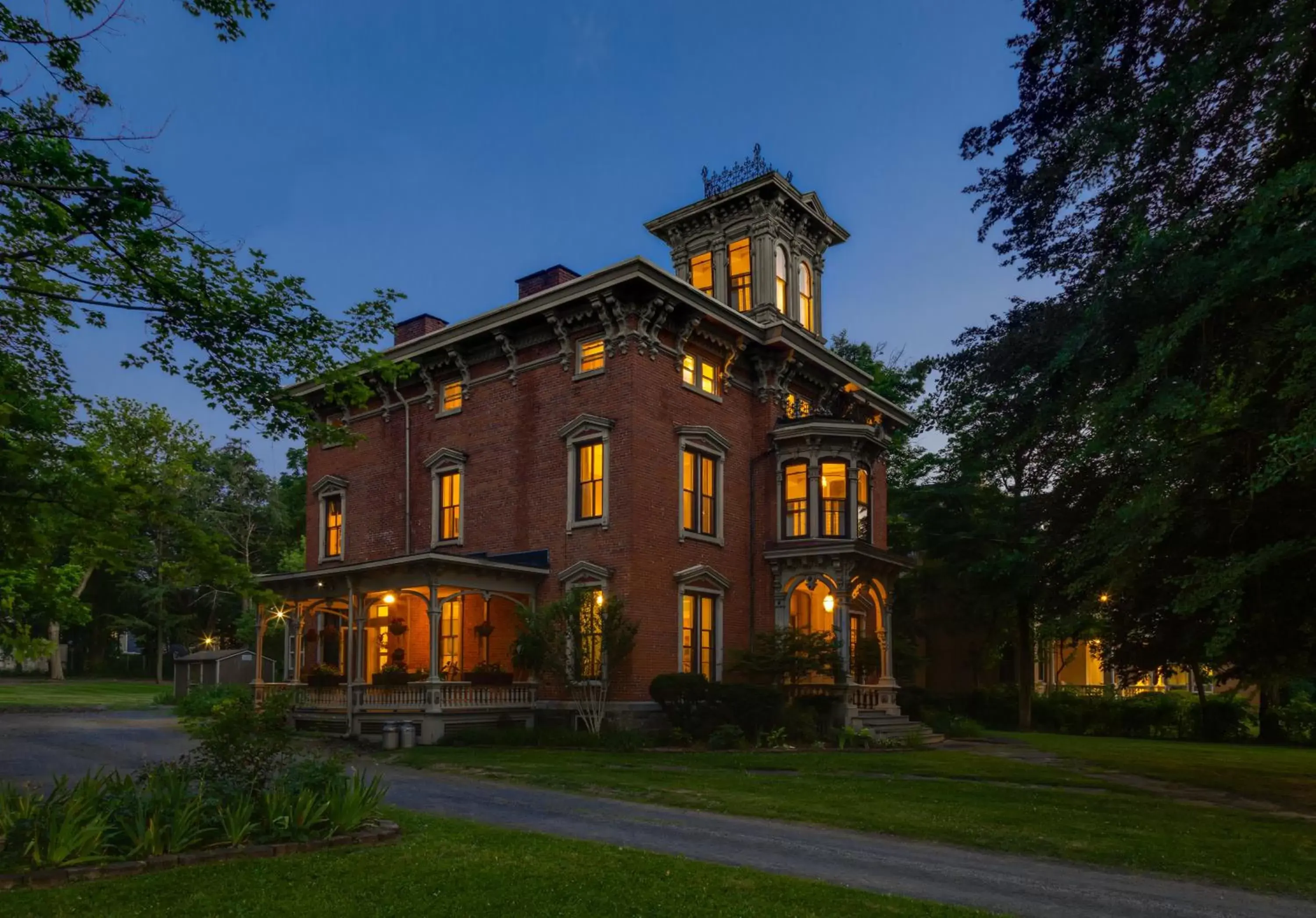 Property Building in Rosemont Inn