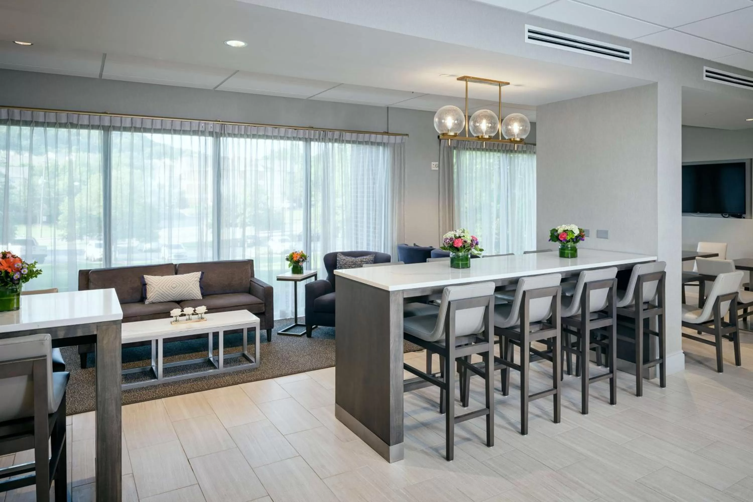 Lounge or bar in Hilton Suites Brentwood