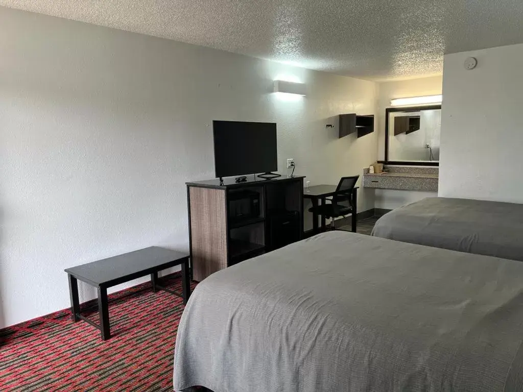 Photo of the whole room, Bed in Key West Inn - Tuscumbia