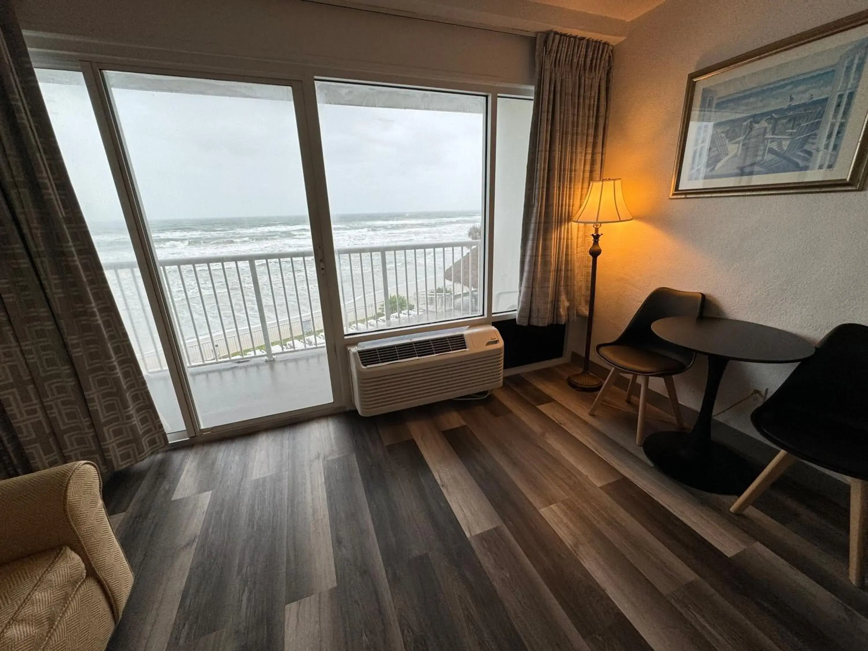 Photo of the whole room, Seating Area in Emerald Shores Hotel - Daytona Beach