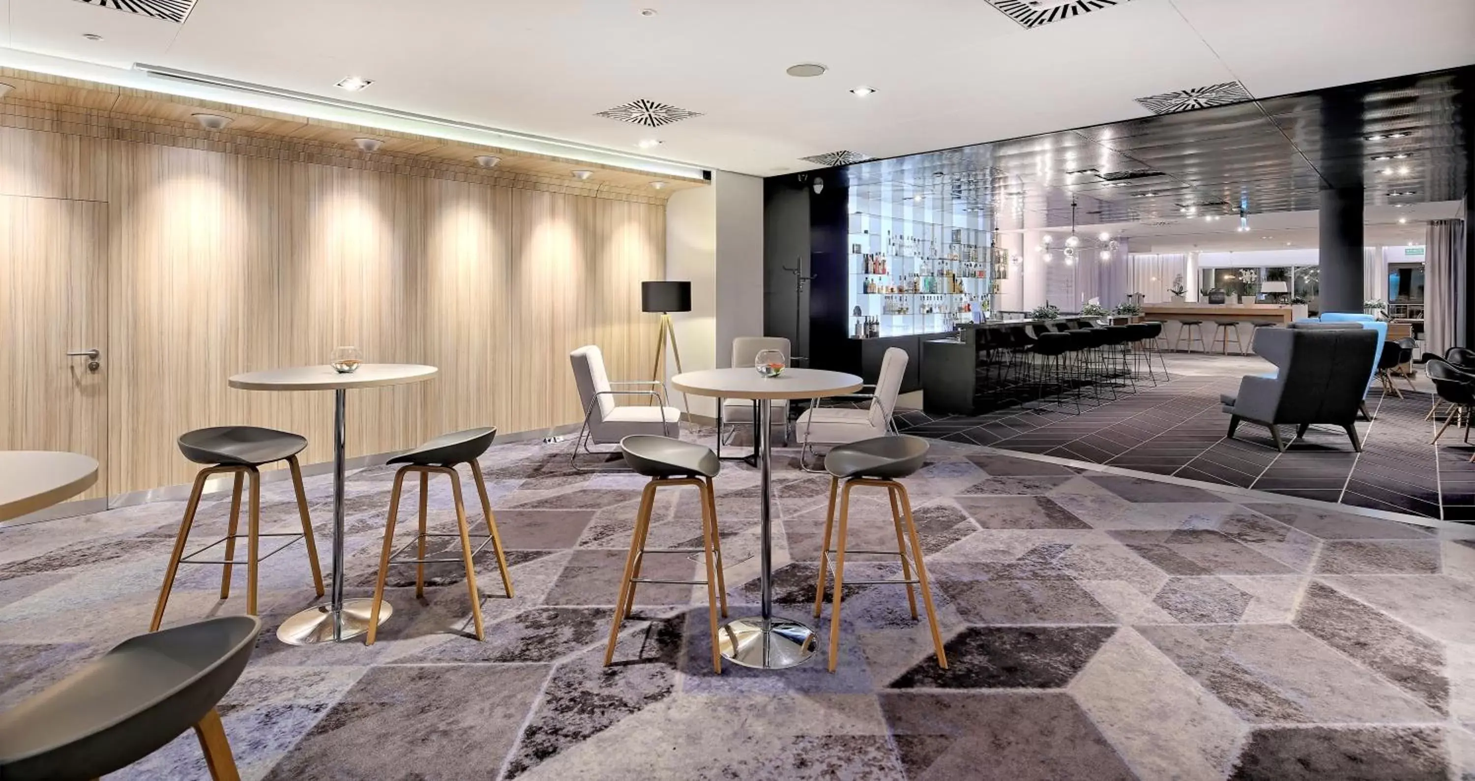 Lounge or bar, Restaurant/Places to Eat in Novotel Katowice Centrum