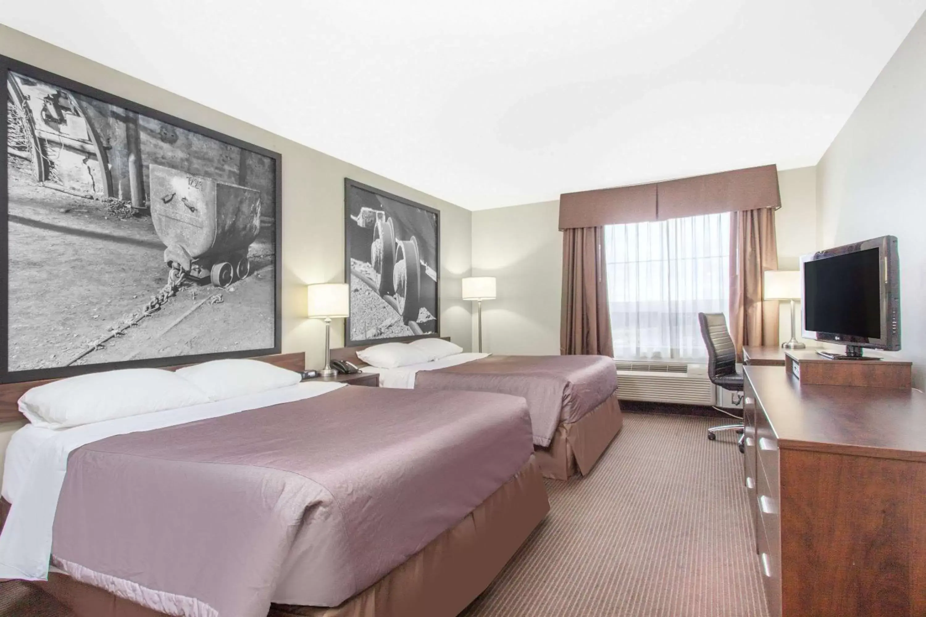 Photo of the whole room, Bed in Super 8 by Wyndham Red Lake ON Photo of the whole room, Bed in Super 8 by Wyndham Red Lake ON