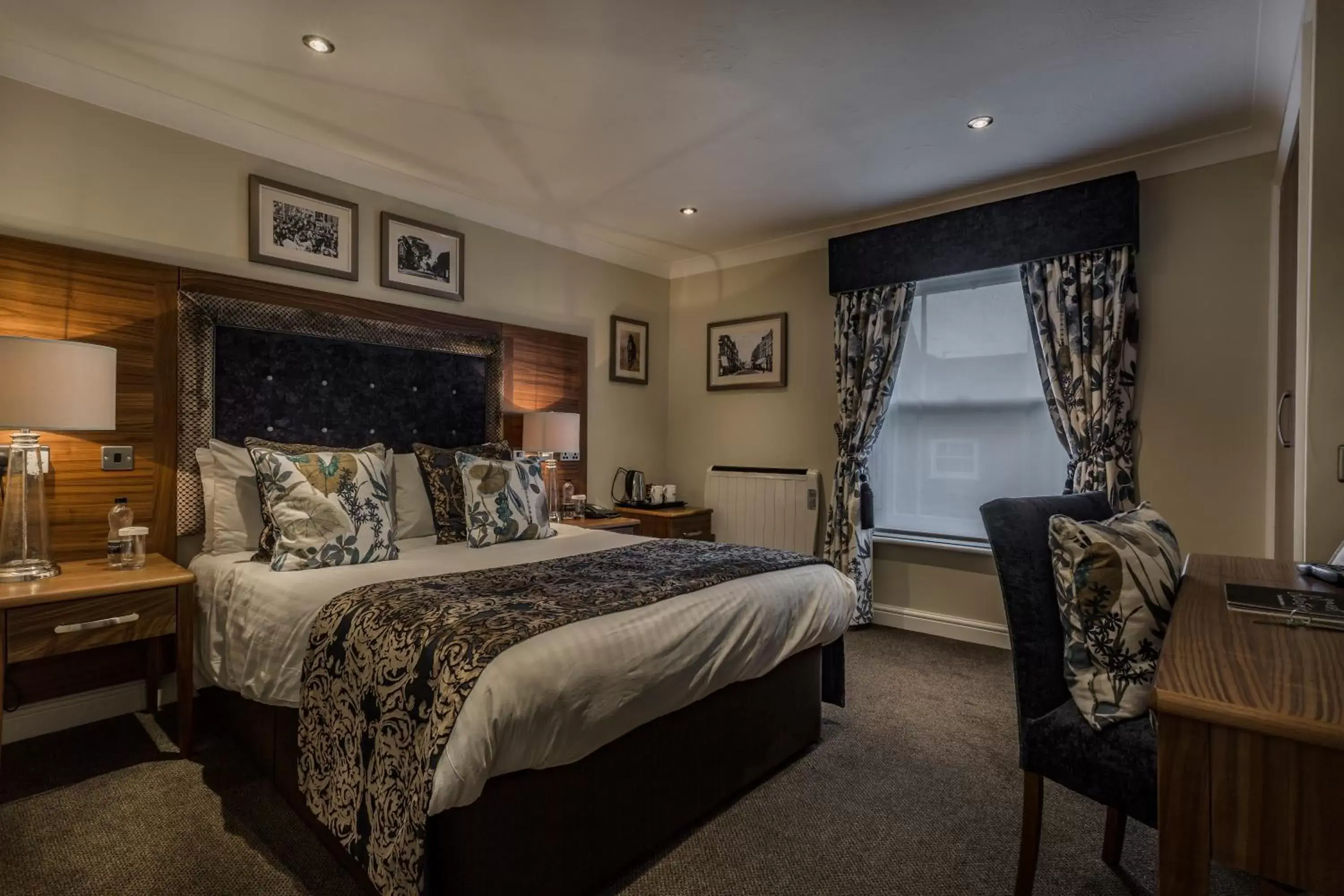 Bathroom, Bed in The Admiral Rodney Hotel, Horncastle, Lincolnshire