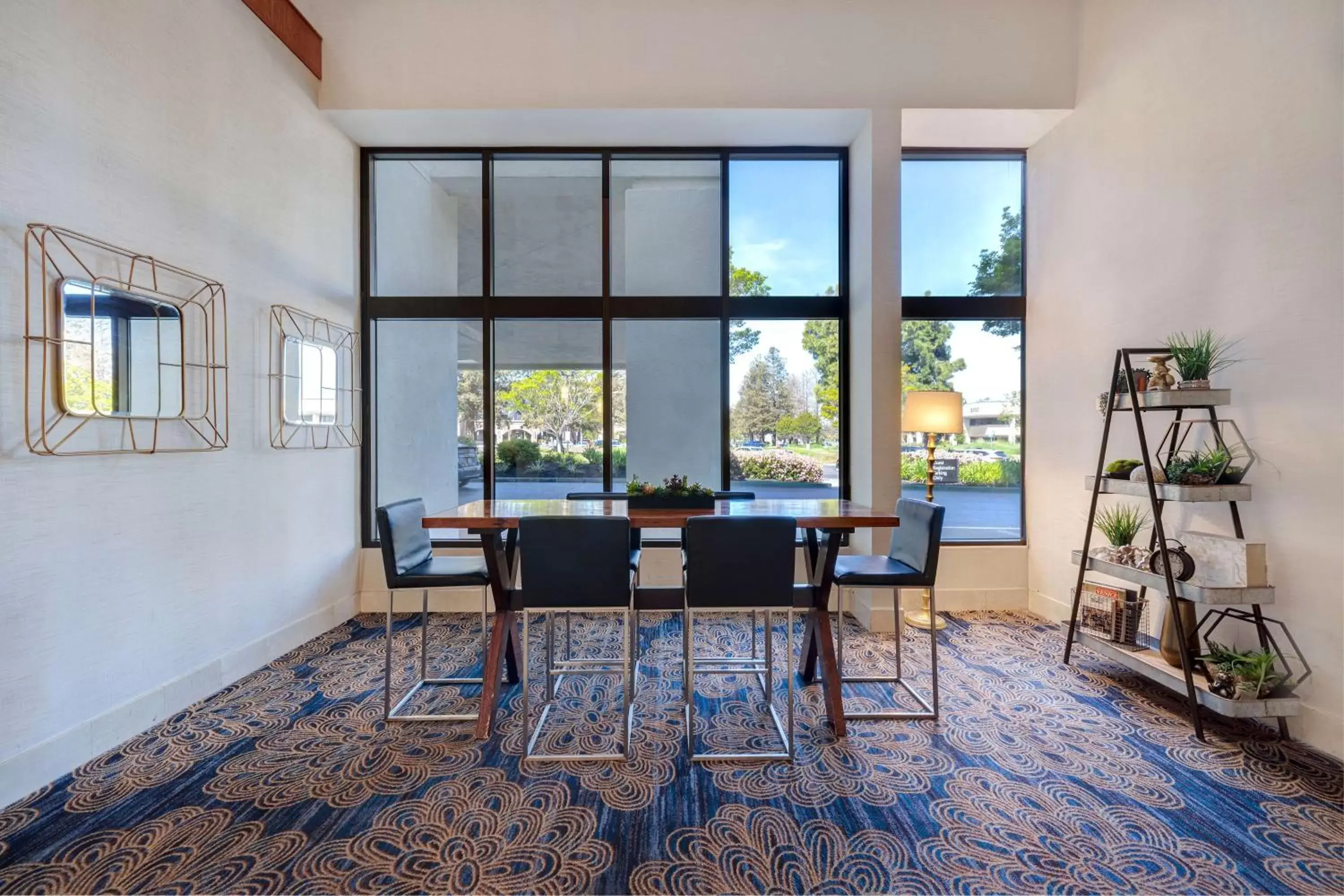 Lobby or reception in Embassy Suites by Hilton Santa Clara Silicon Valley