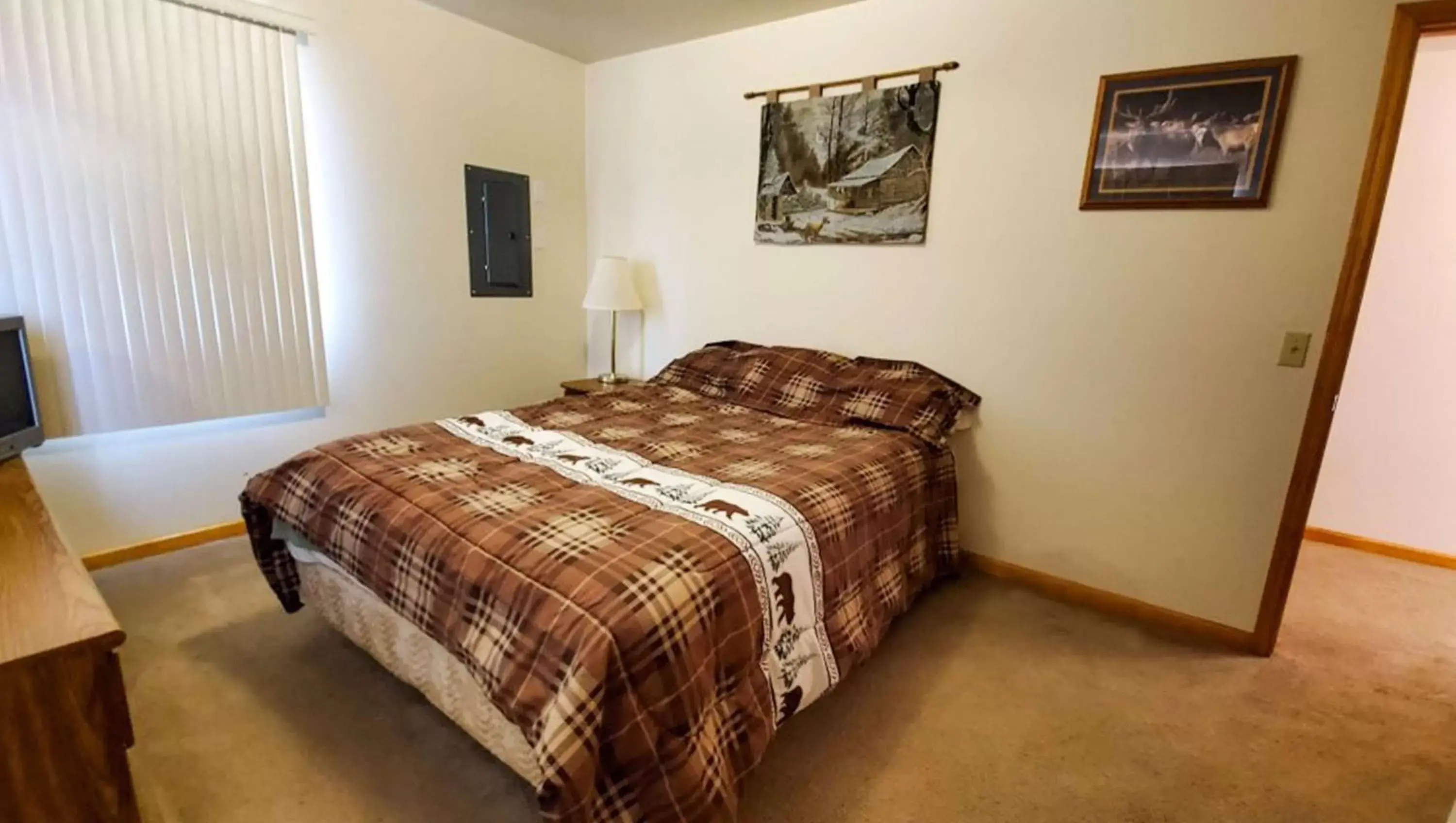 Photo of the whole room, Bed in Jasper Ridge Inn Ishpeming