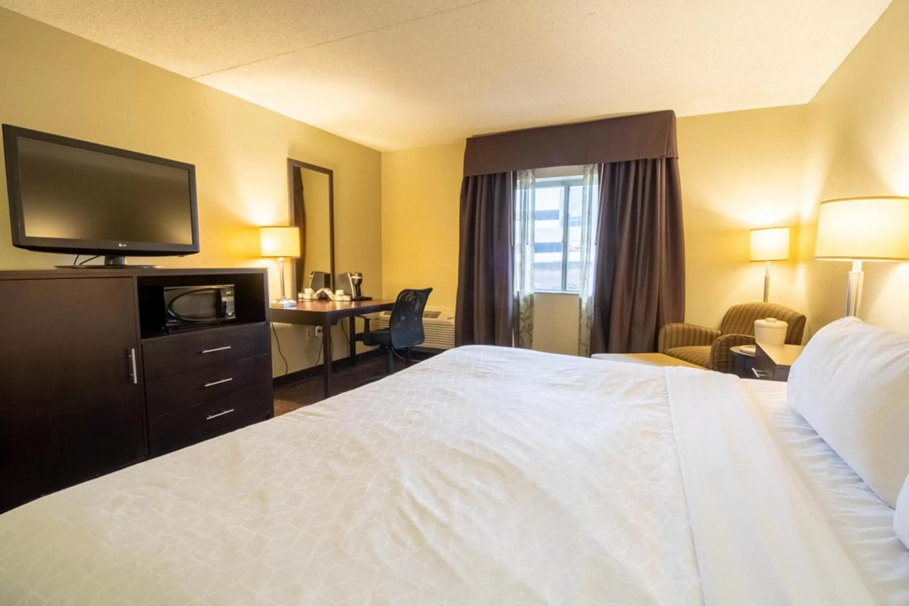 Photo of the whole room in Holiday Inn Express Hotel & Suites Pittsburgh Airport, an IHG Hotel