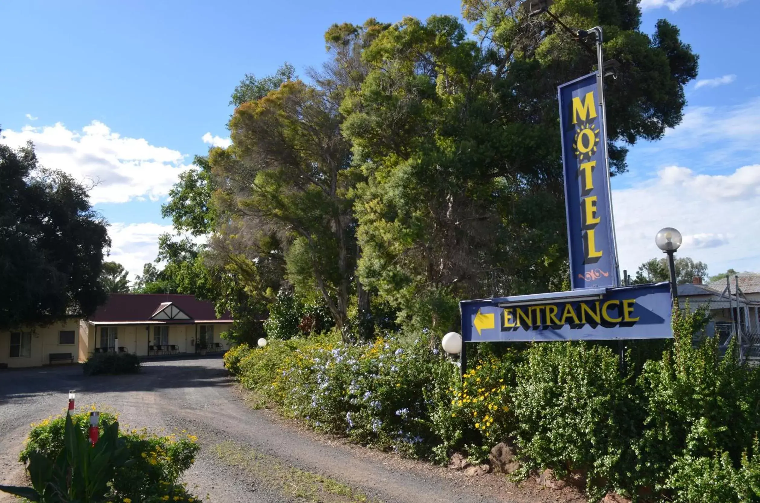 Facade/entrance, Property Building in Bungalow Motel