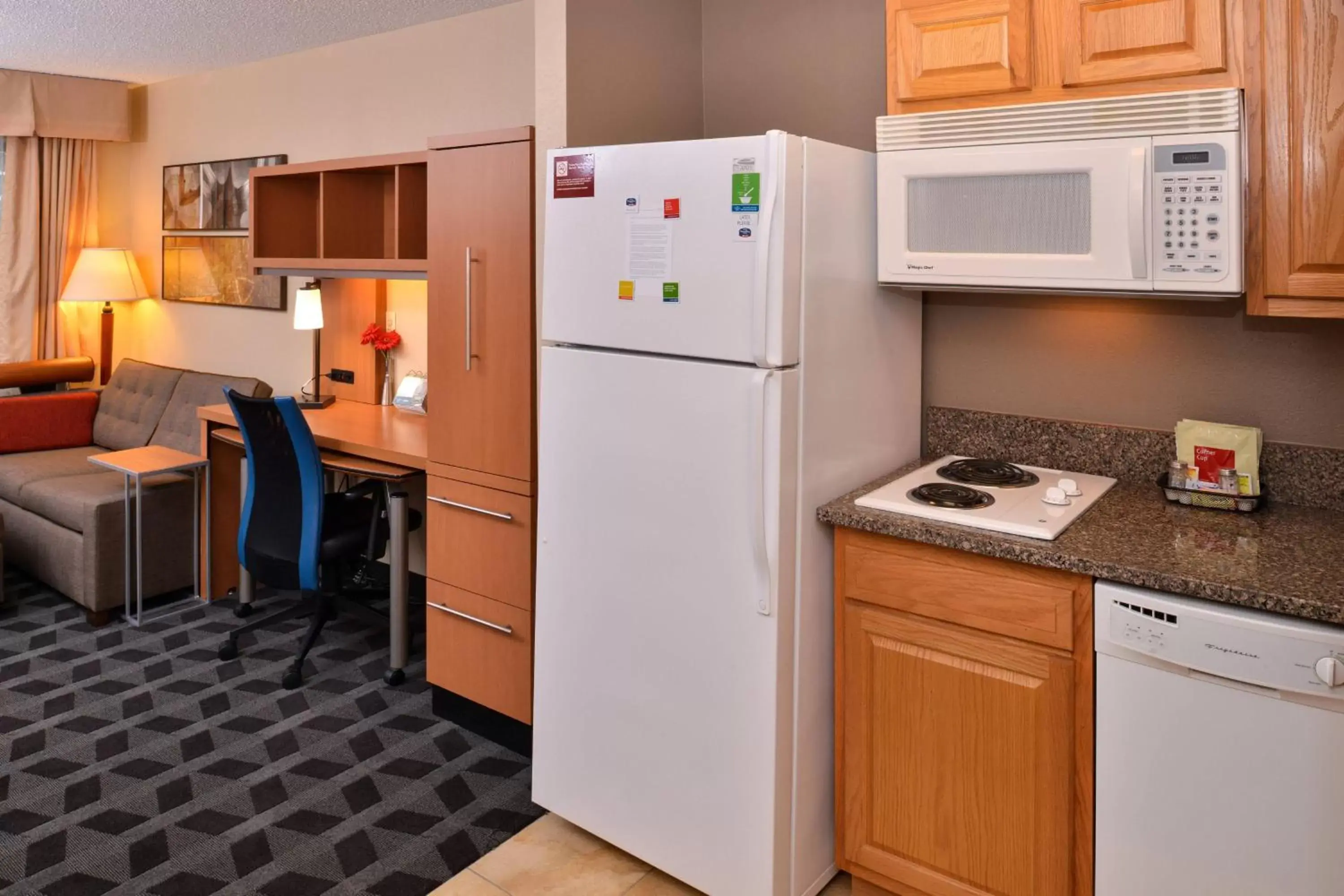 Photo of the whole room, Kitchen/Kitchenette in TownePlace Suites Detroit Warren