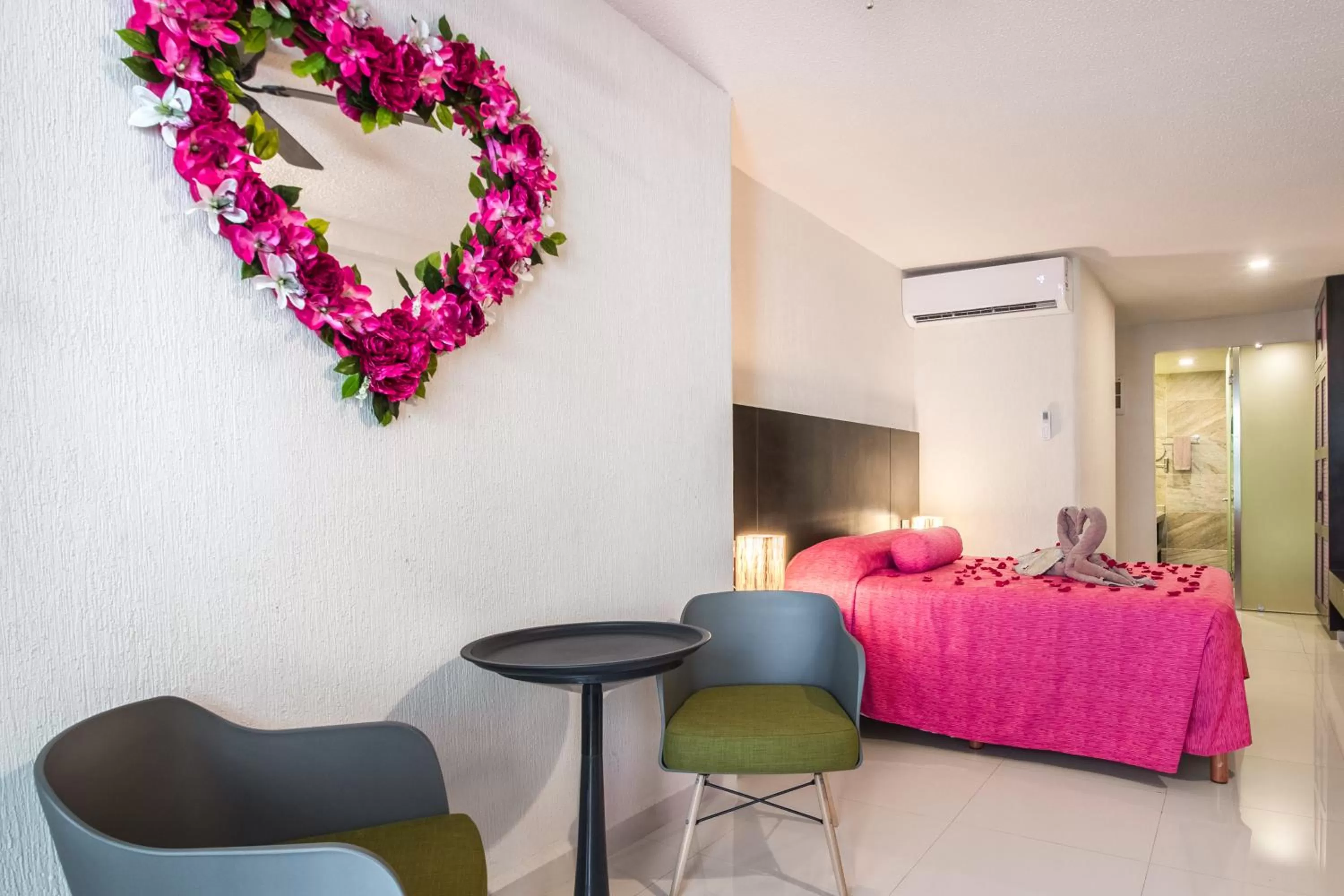 Photo of the whole room, Bed in Suites Corazon