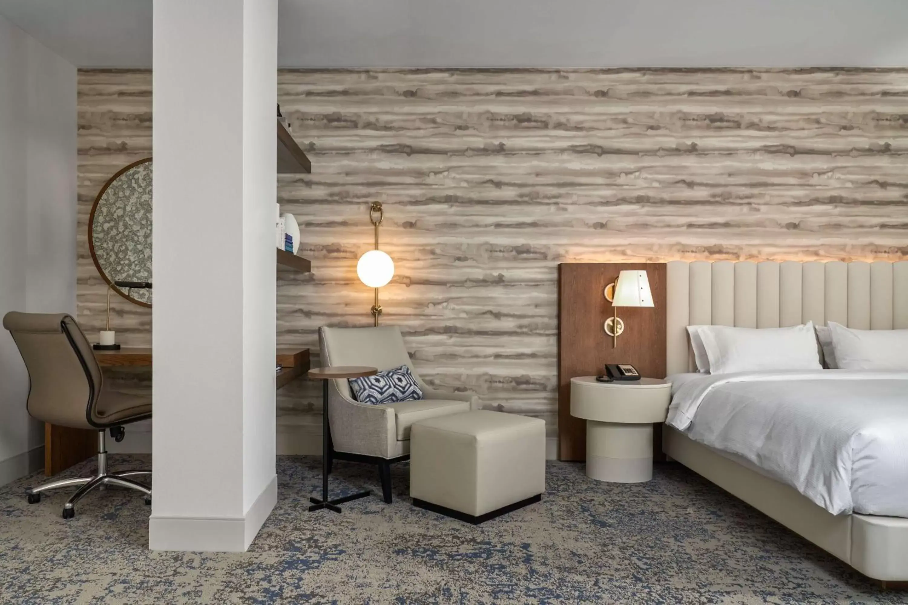 Bedroom, Bed in DoubleTree by Hilton Hotel Dallas - Love Field