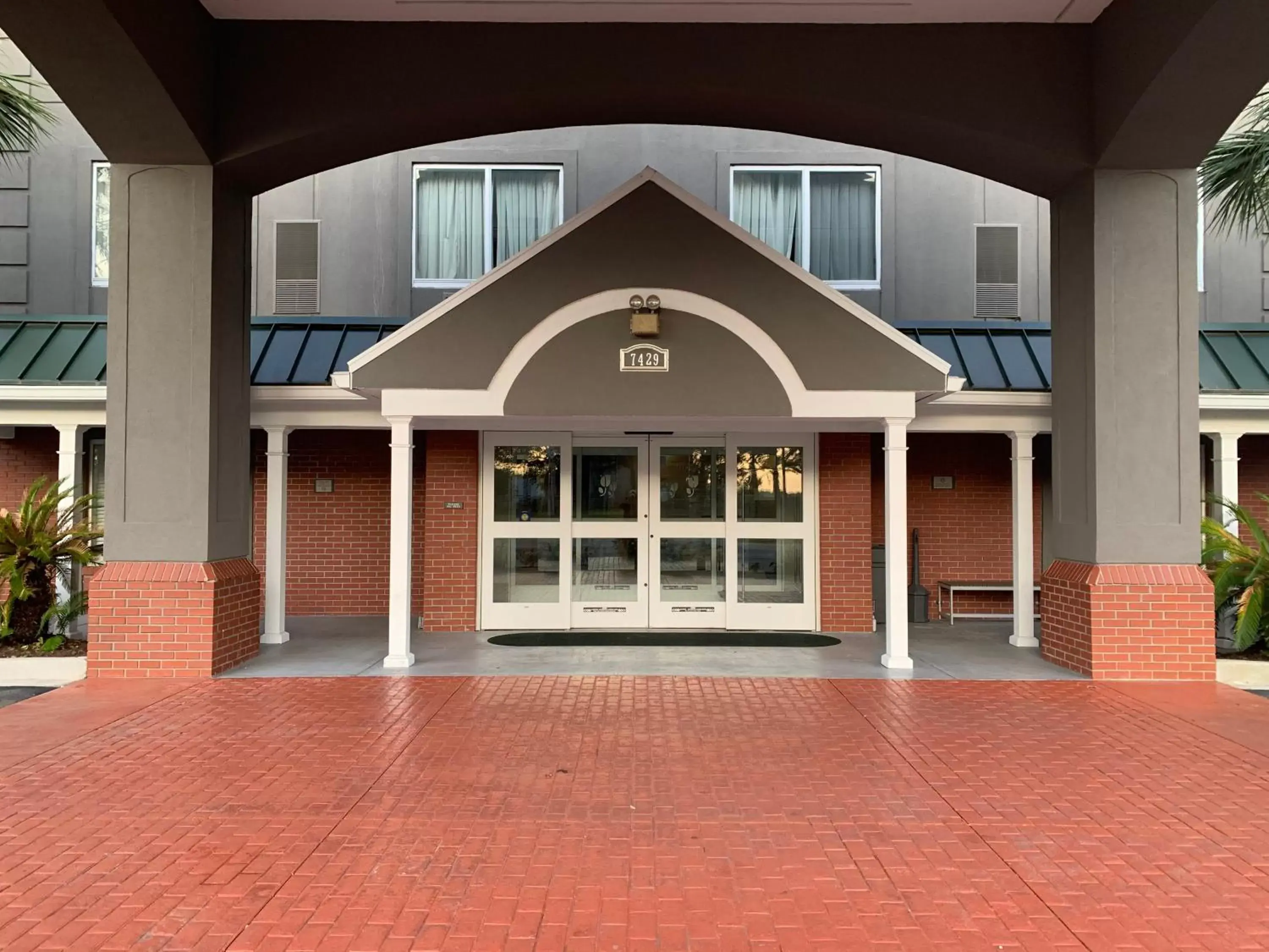 Facade/entrance in Country Inn & Suites by Radisson, Charleston North, SC