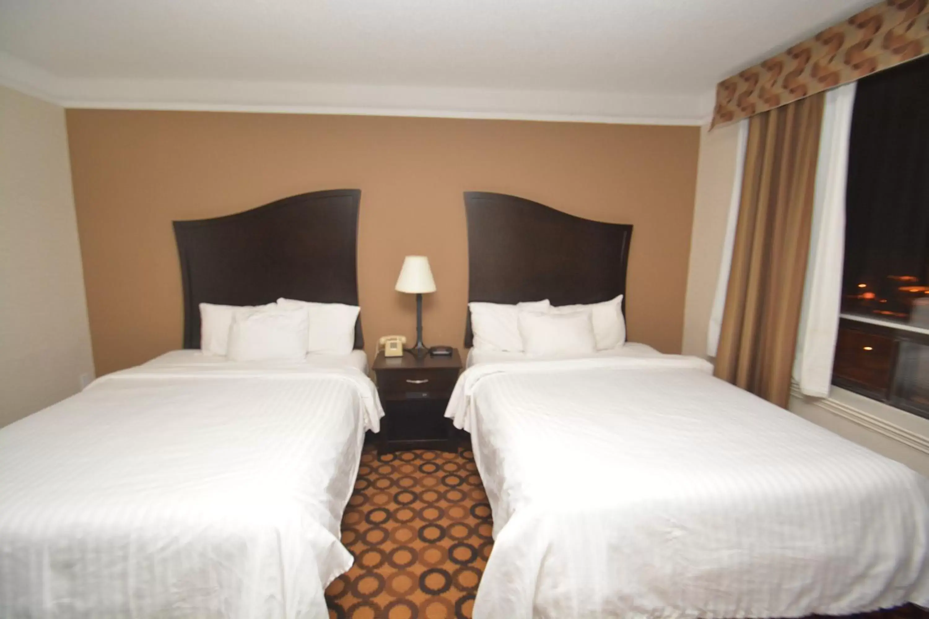 Bed in Prince Arthur Waterfront Hotel & Suites