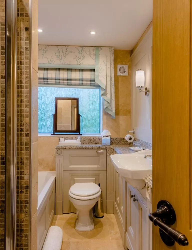 Toilet in Crossbasket Castle, Hotel & Restaurant