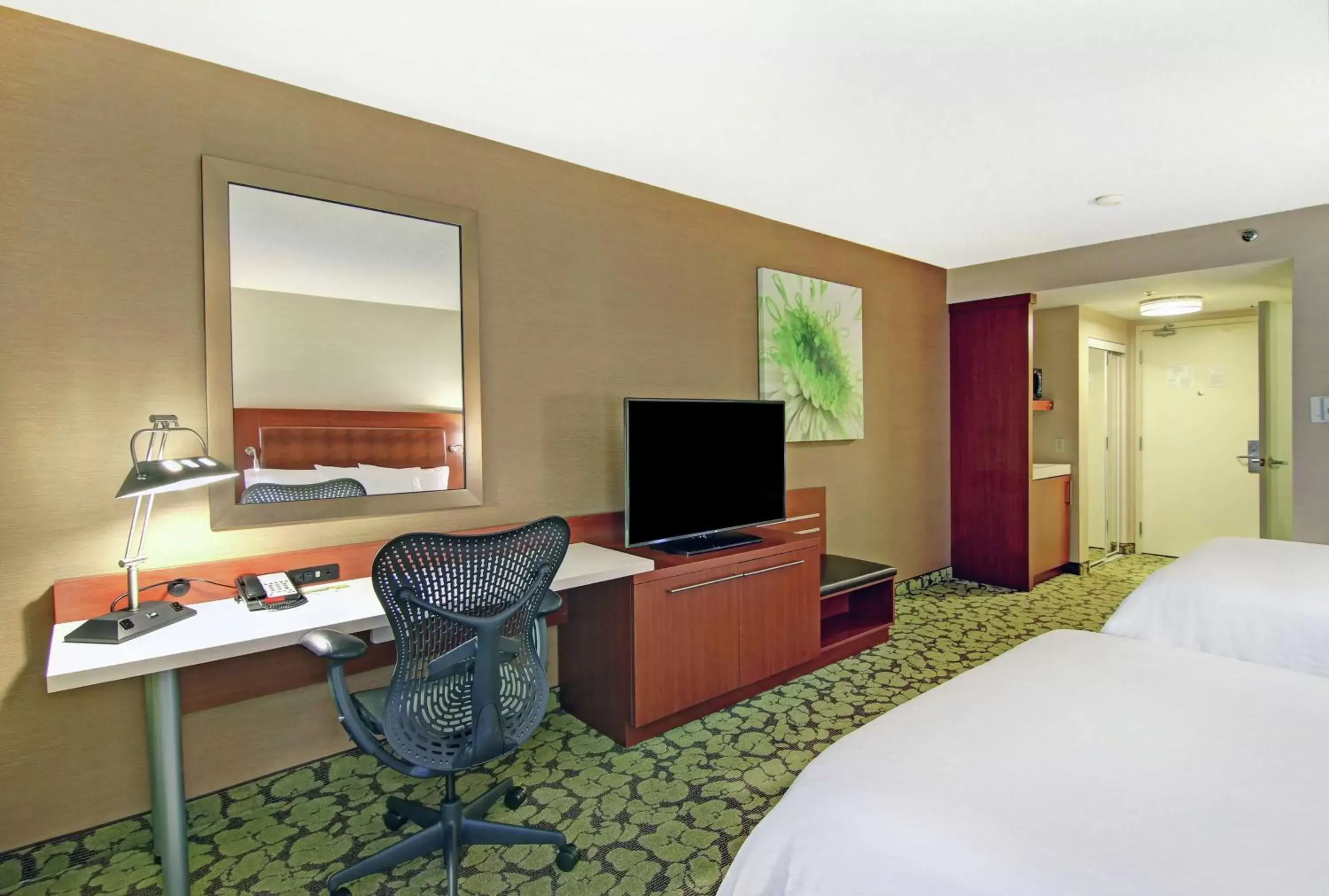 Bed, TV/Entertainment Center in Hilton Garden Inn Toronto/Markham