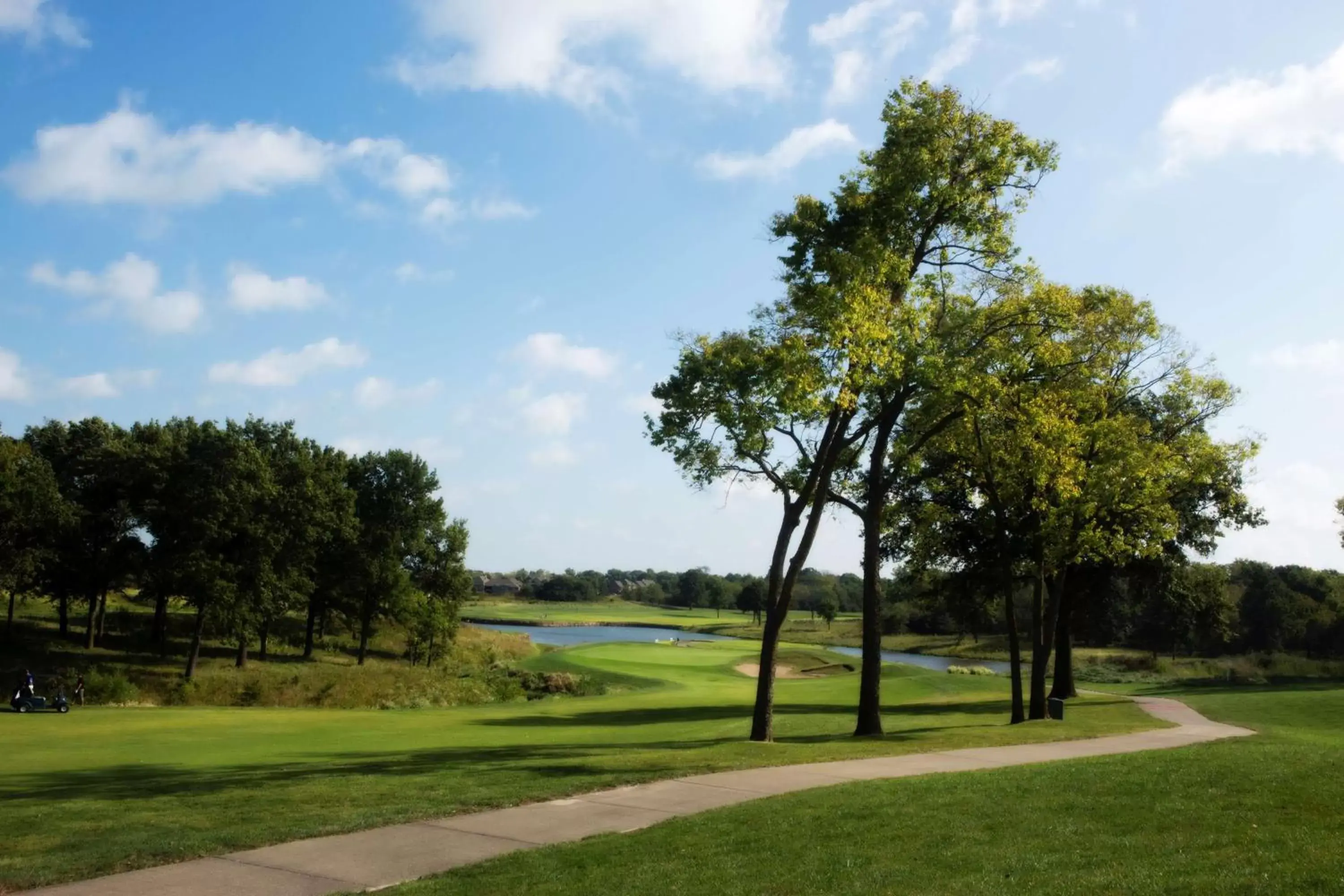 Golfcourse, Garden in Embassy Suites by Hilton Kansas City International Airport