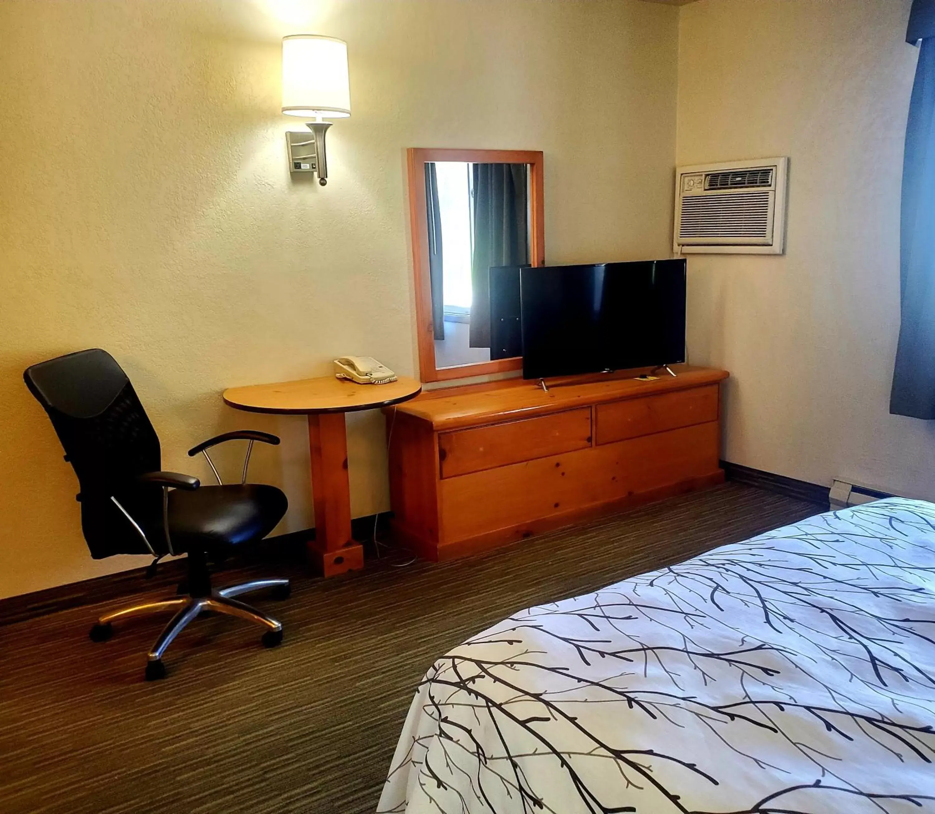 Bed, TV/Entertainment Center in Days Inn and Suites by Wyndham Downtown Missoula-University