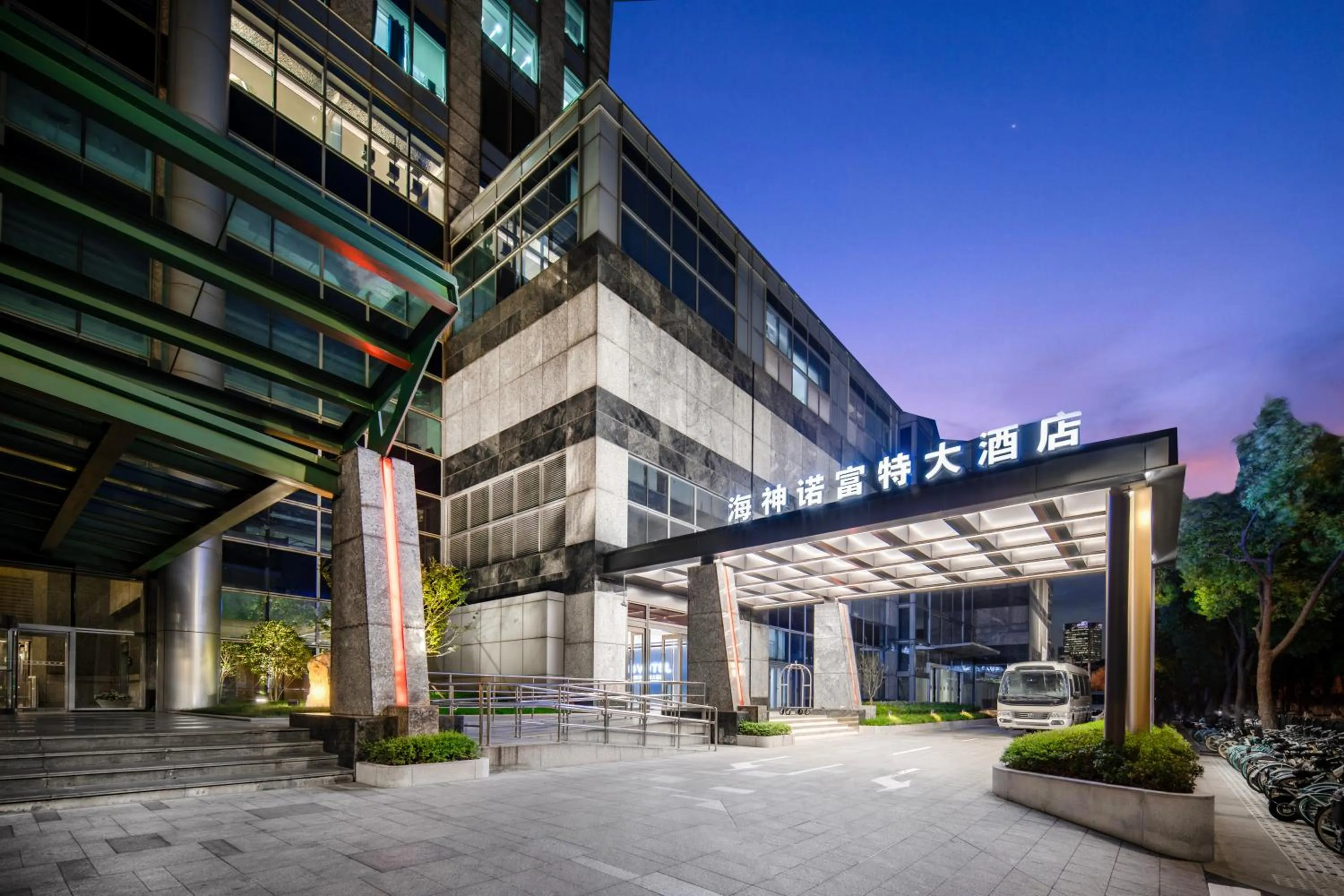 Night in Novotel Atlantis Shanghai - Enjoy our great-valued breakfast in our rooftop revolving restaurant with a stunning river view & utilize our FREE self-serviced laundry