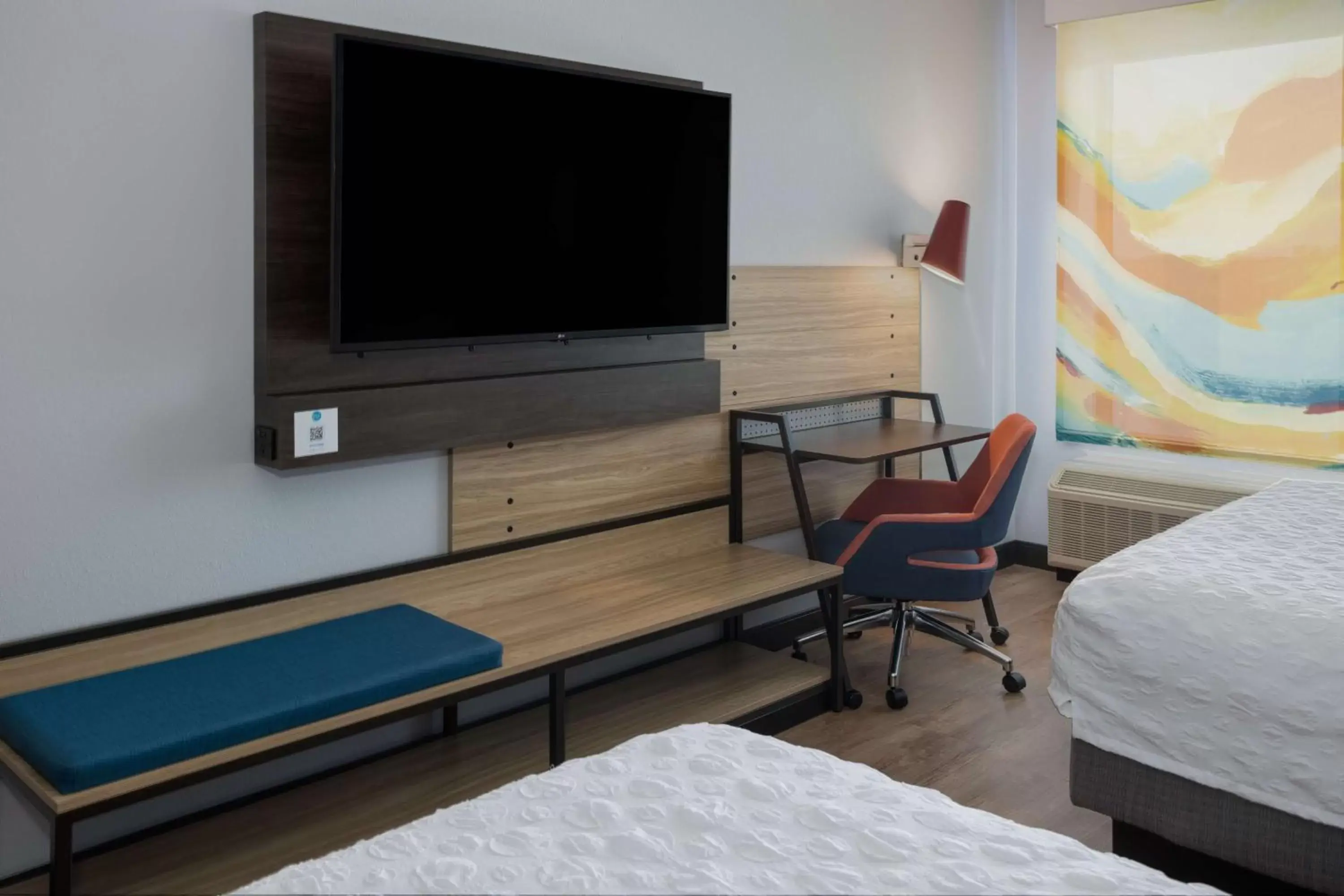 Bedroom, TV/Entertainment Center in Tru By Hilton Pensacola Airport Medical Center