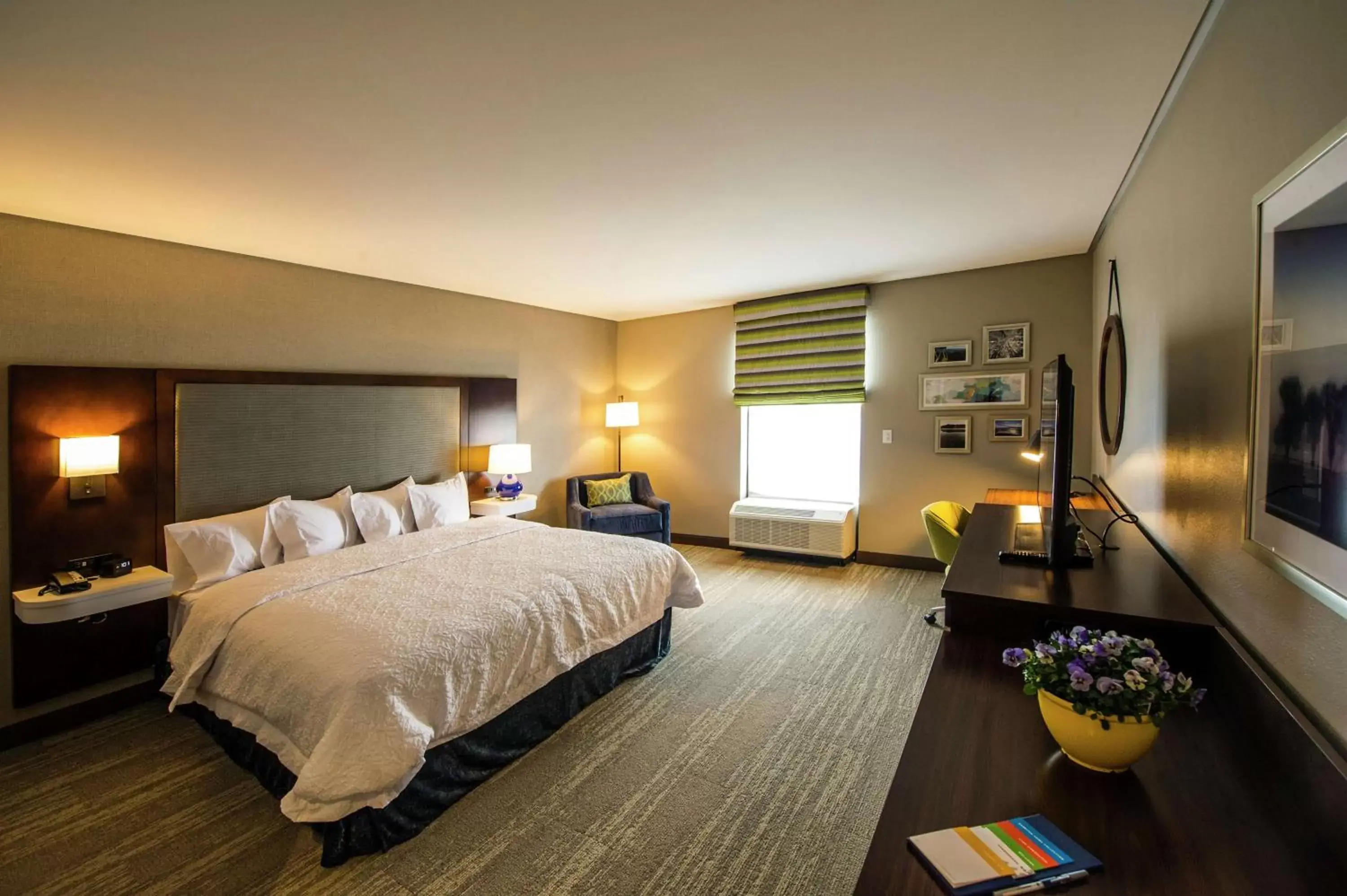 Bed in Hampton Inn & Suites/Foxborough/Mansfield